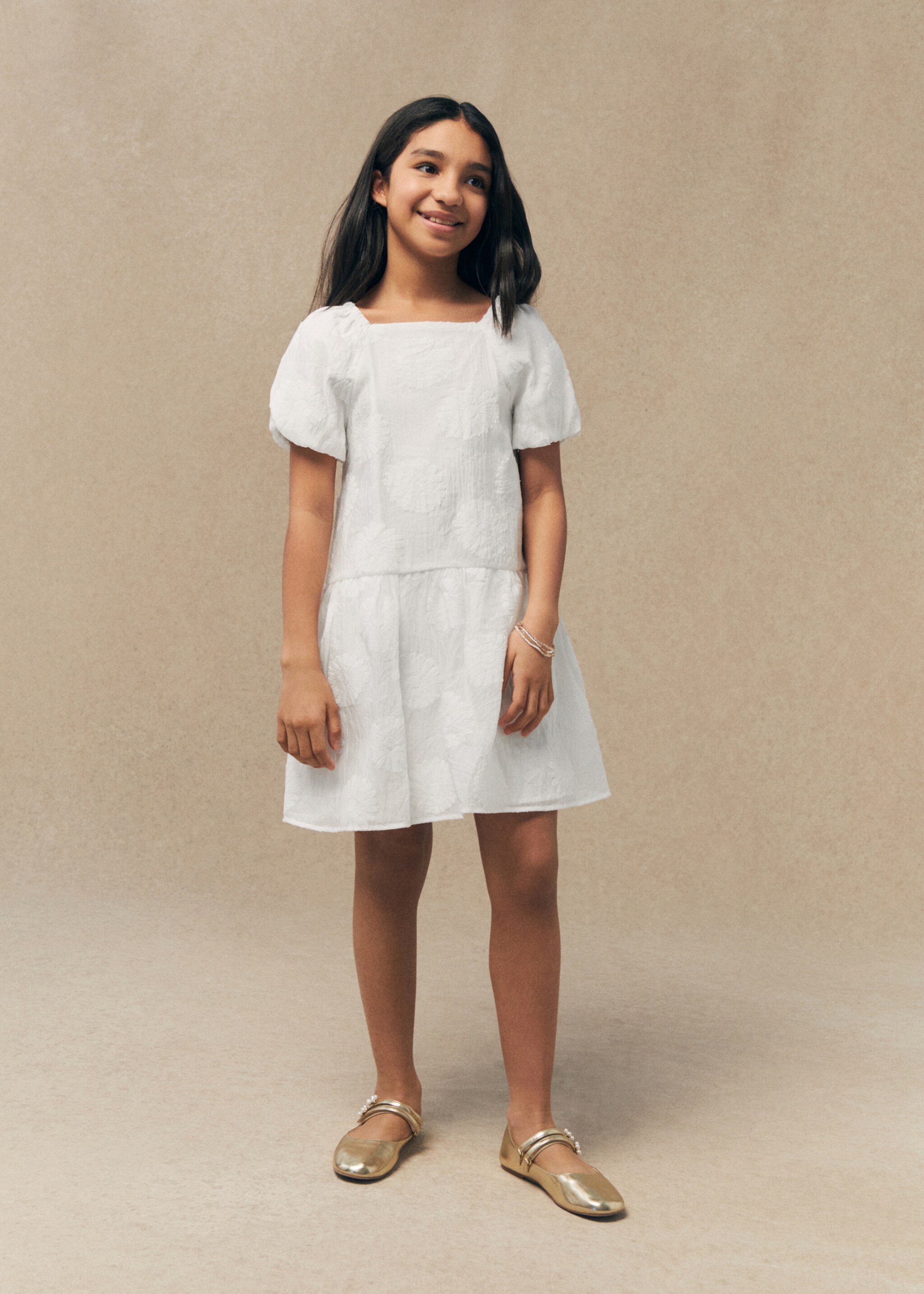 Vestido bordado às flores - Plano geral