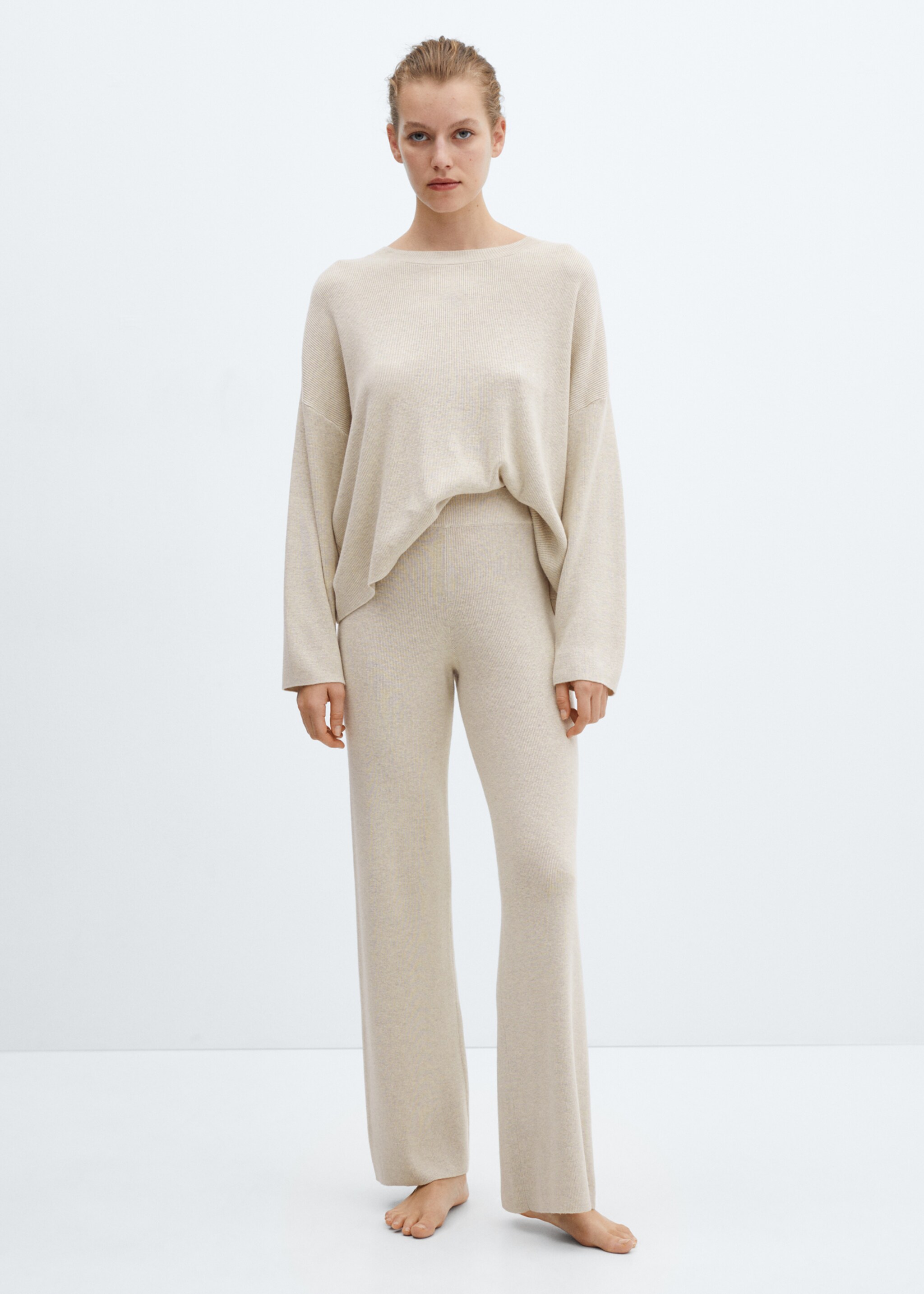 Pulover din tricot cu guler rotund - Plan general