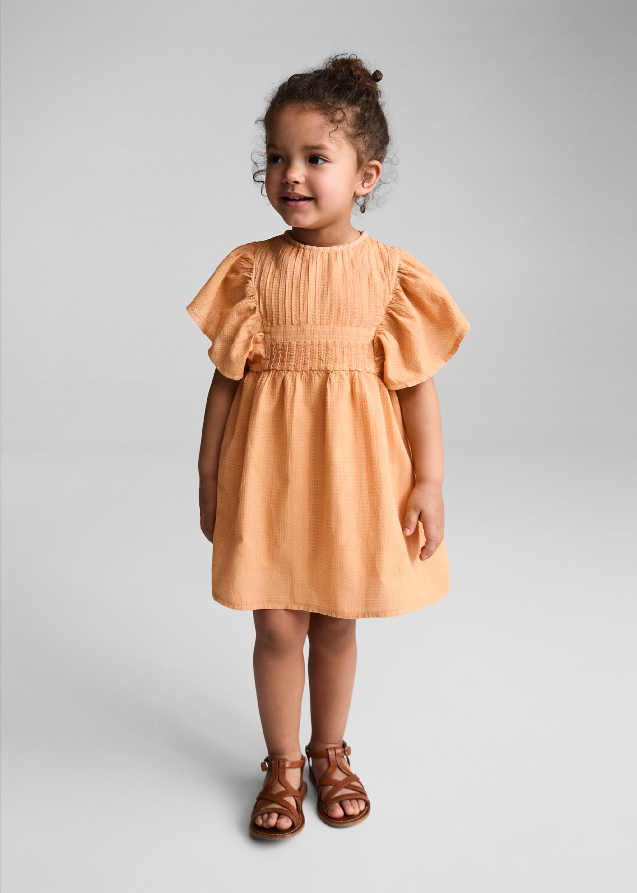 Vestido com folhos tingido com corante natural - Plano geral