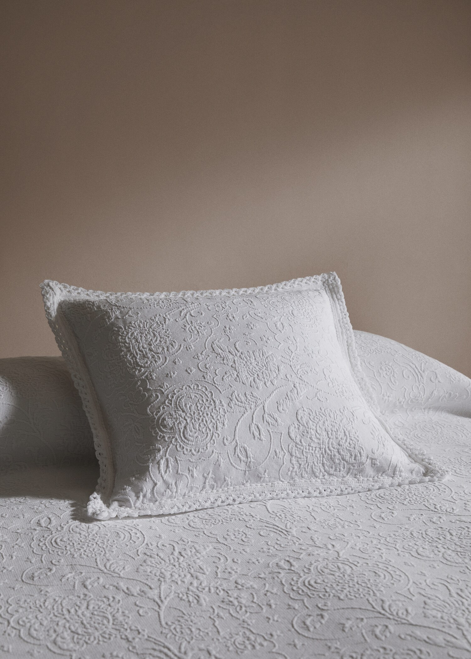 Flower embroidery pillow cover 60X60cm - General plane