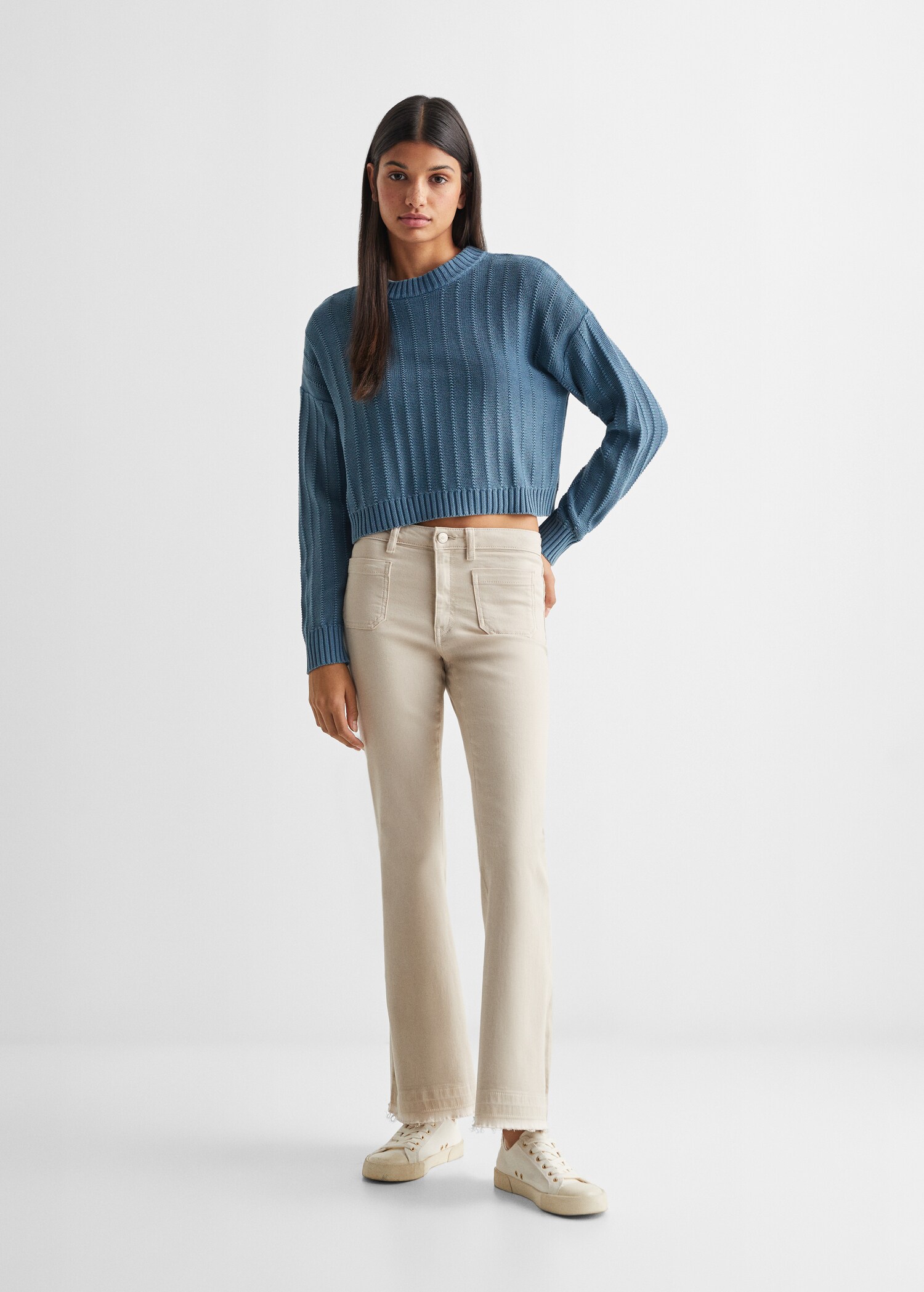 Contrasting knit sweater - General plane