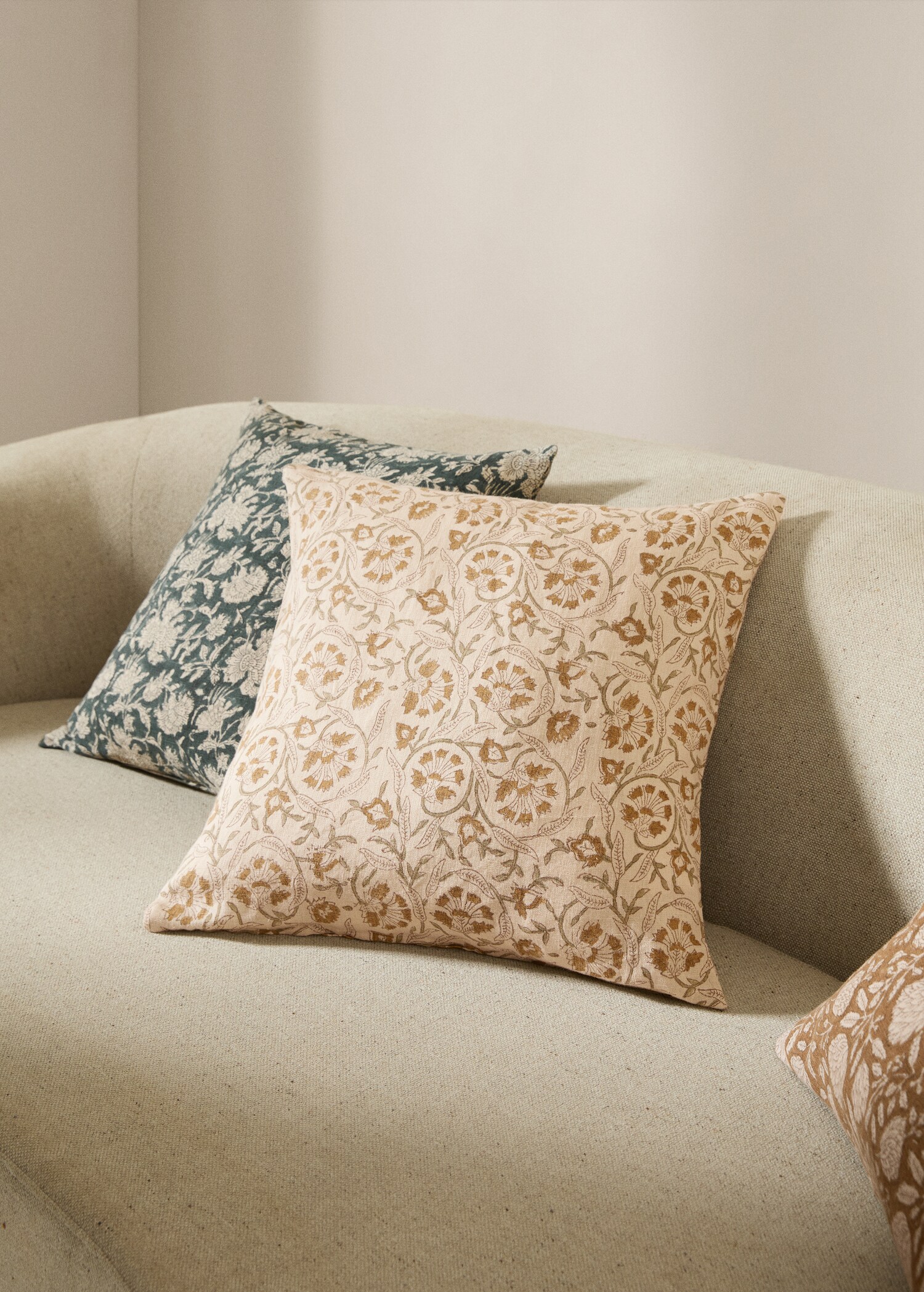 Flower embroidered cushion cover - General plane