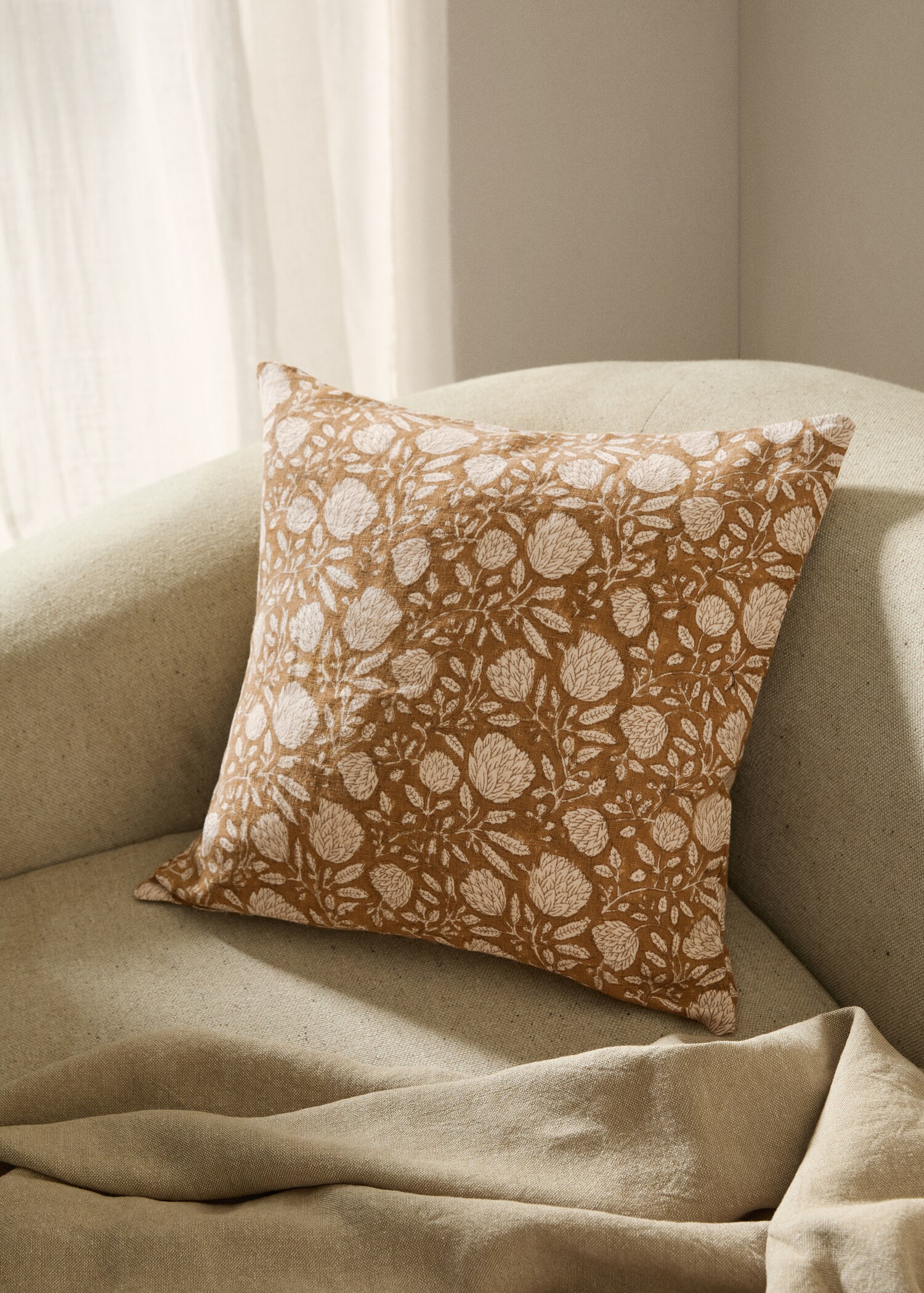 Flower embroidered cushion cover - General plane