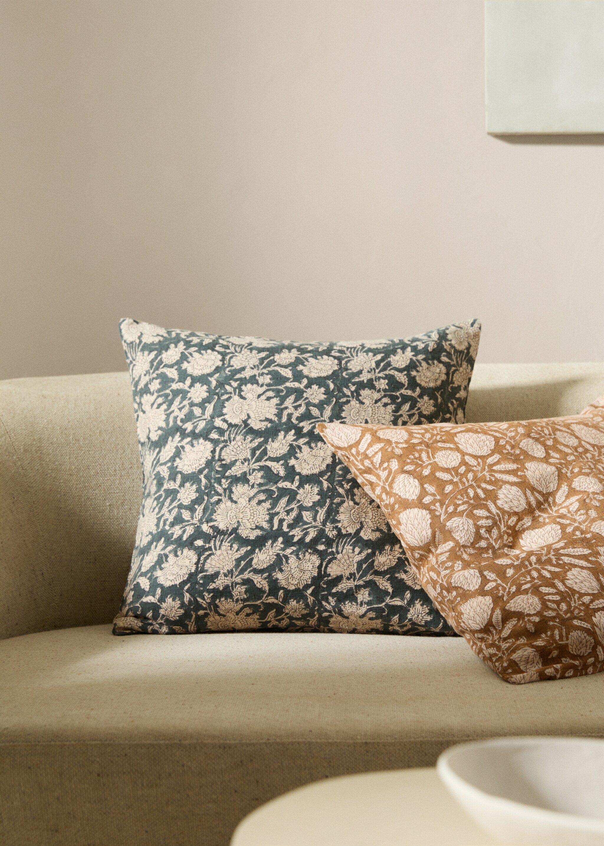 Flower embroidered cushion cover - General plane