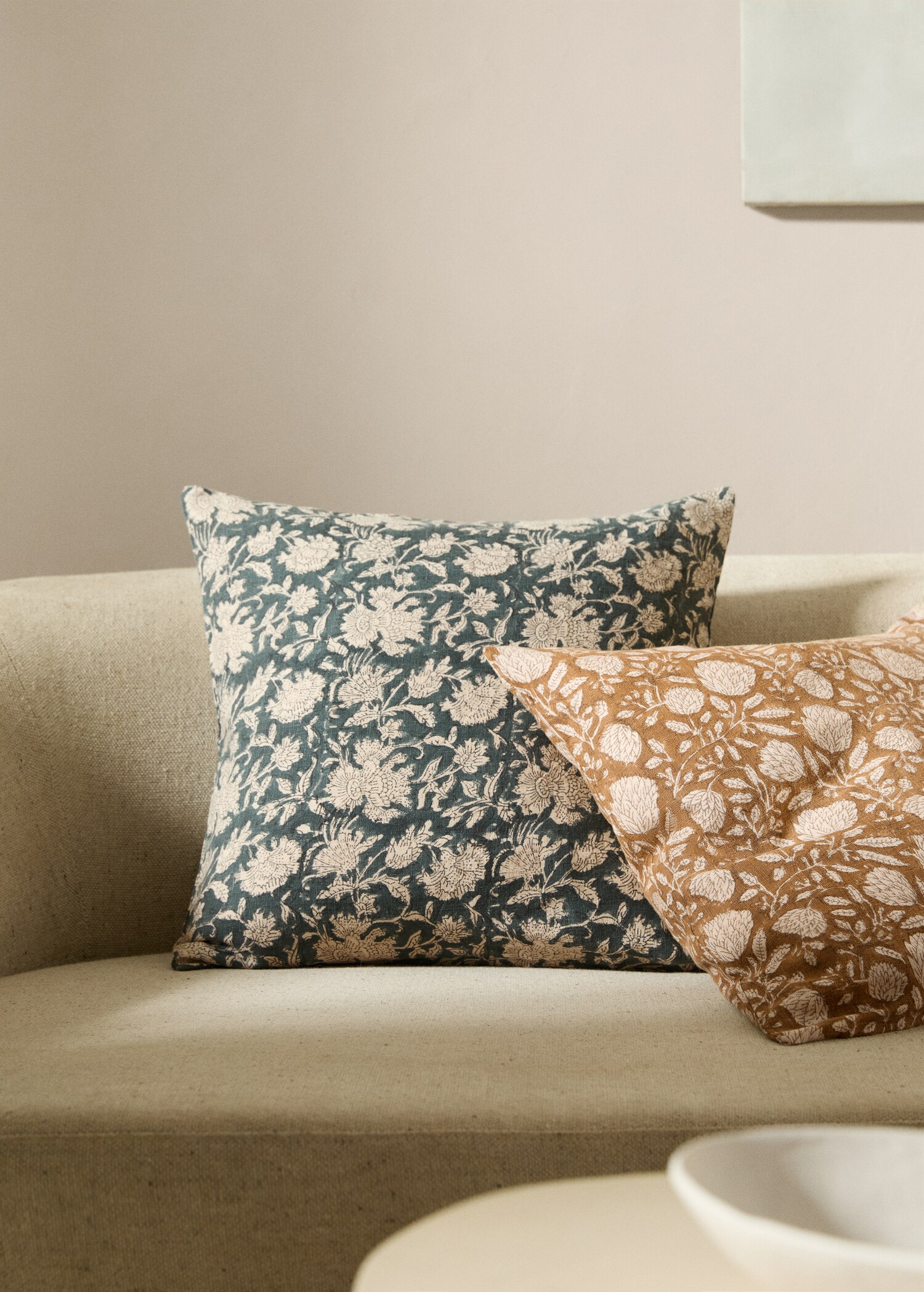 Flower embroidered cushion cover - General plane