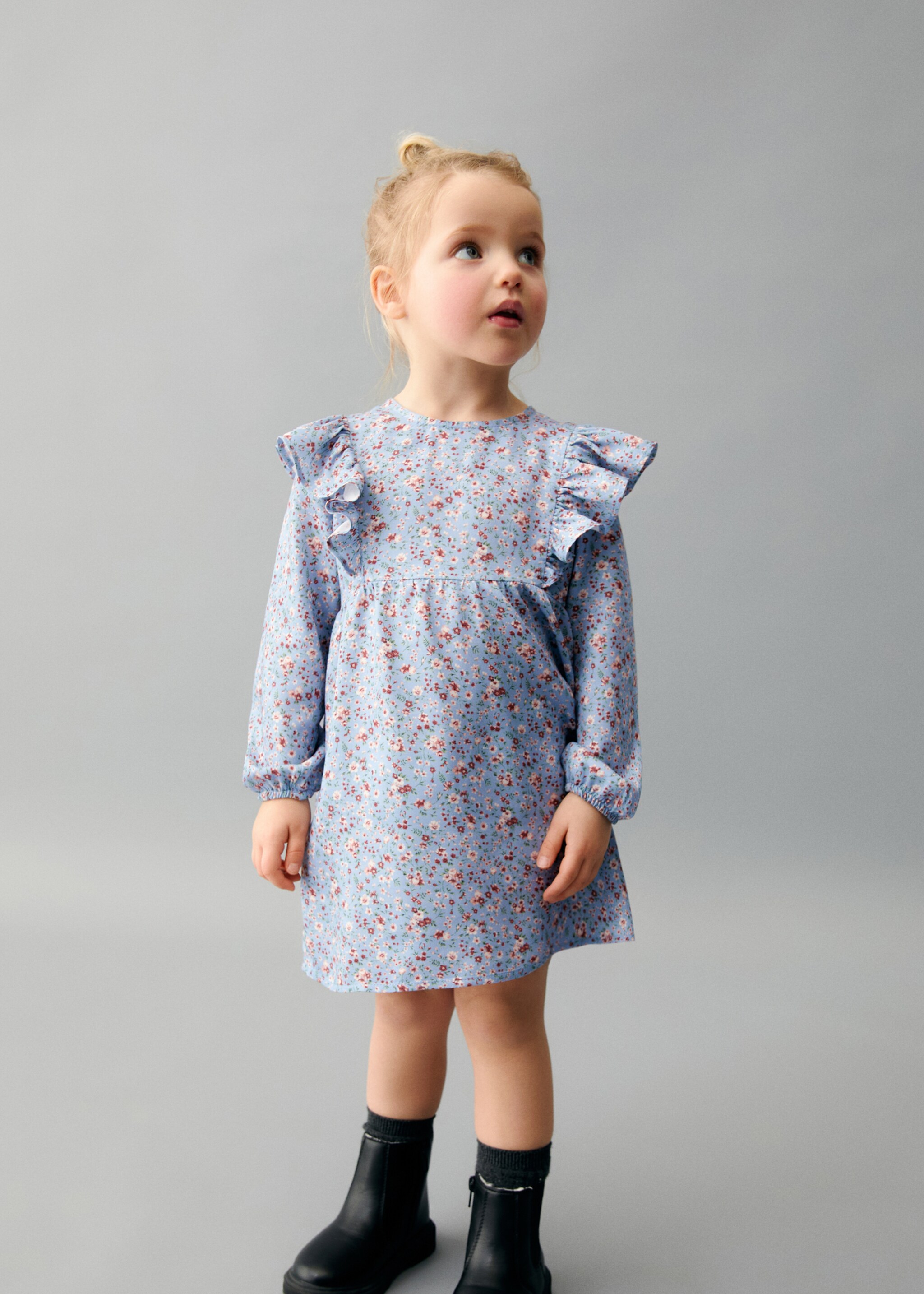 Vestido estampado folhos - Plano geral