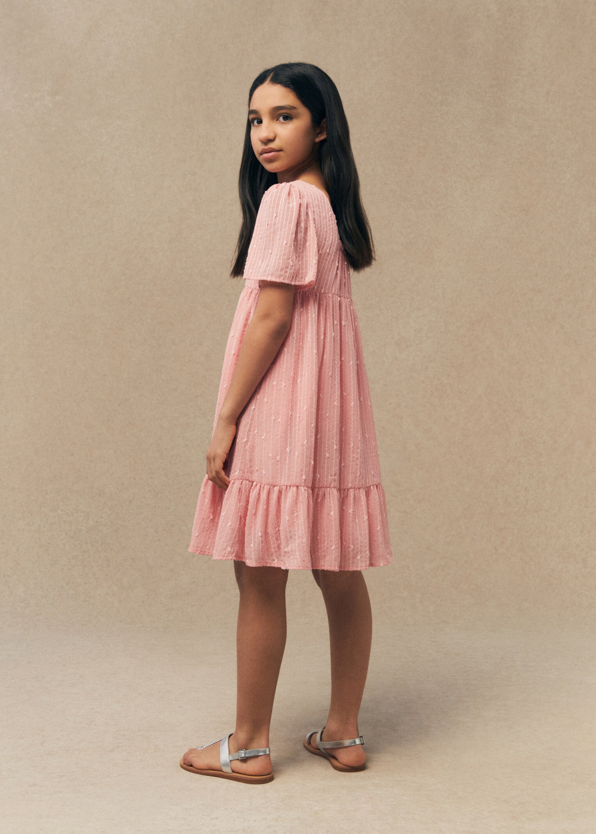 Vestido com bordados e folhos - Plano geral
