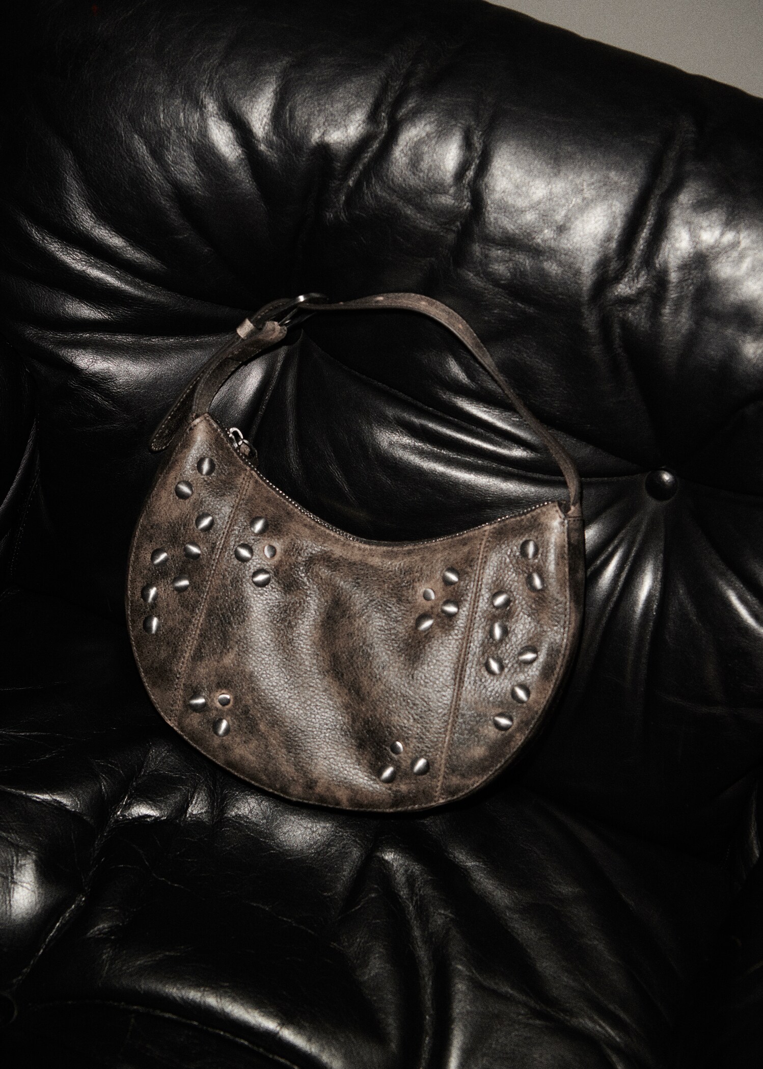 Lederhandtasche mit Nieten - Allgemeine Ansicht