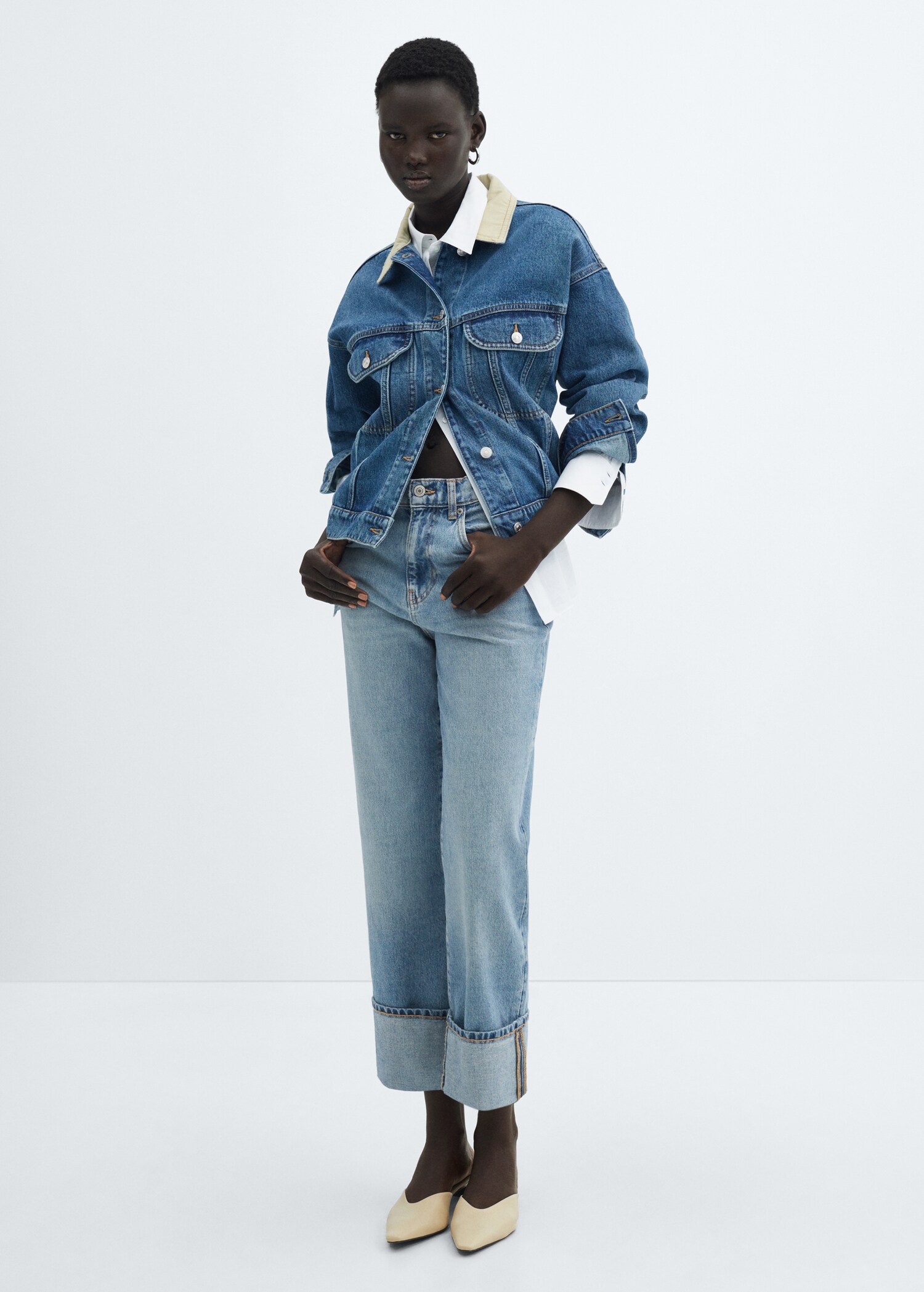 Jeans retos de base com dobra - Plano geral