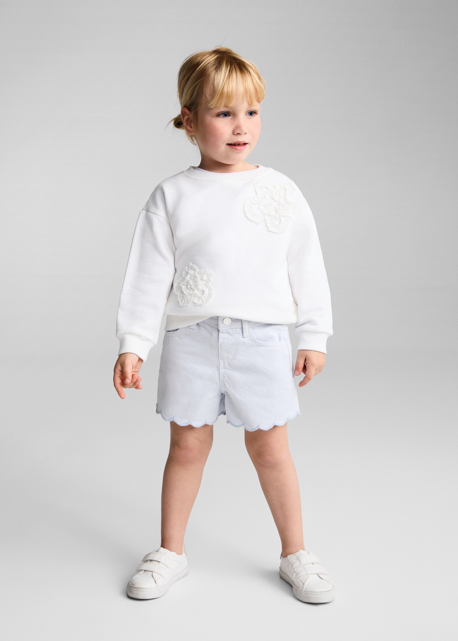 Shorts with wavy hem - General plane