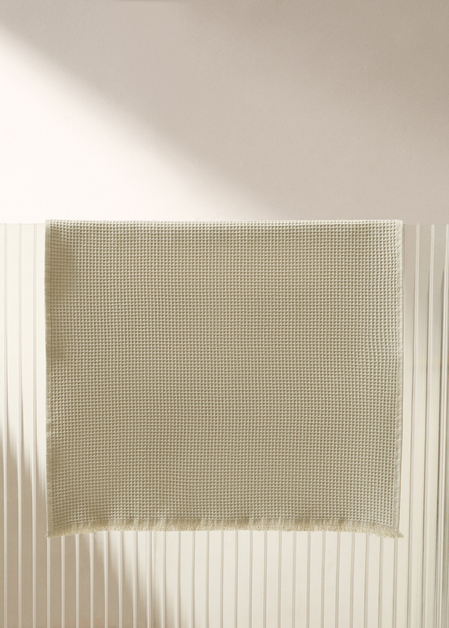 Cotton waffle bath mat with fringes - General plane