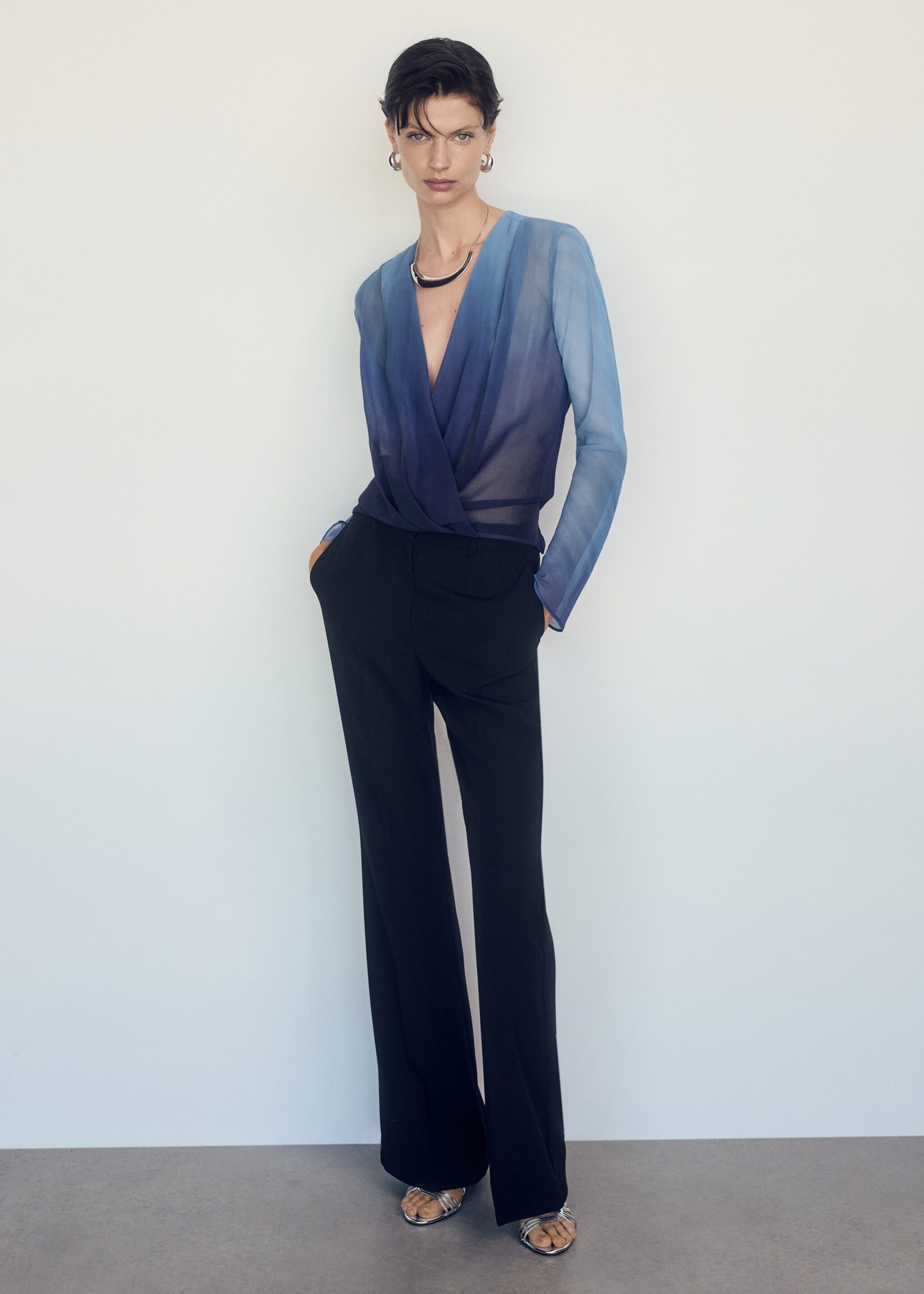 Blouse croisée semi-transparente - Plan général