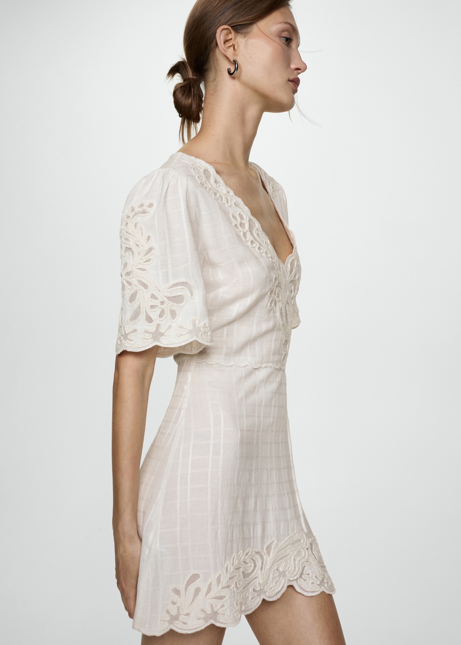 Vestido corto bordado Mujer MANGO OUTLET - Main Image