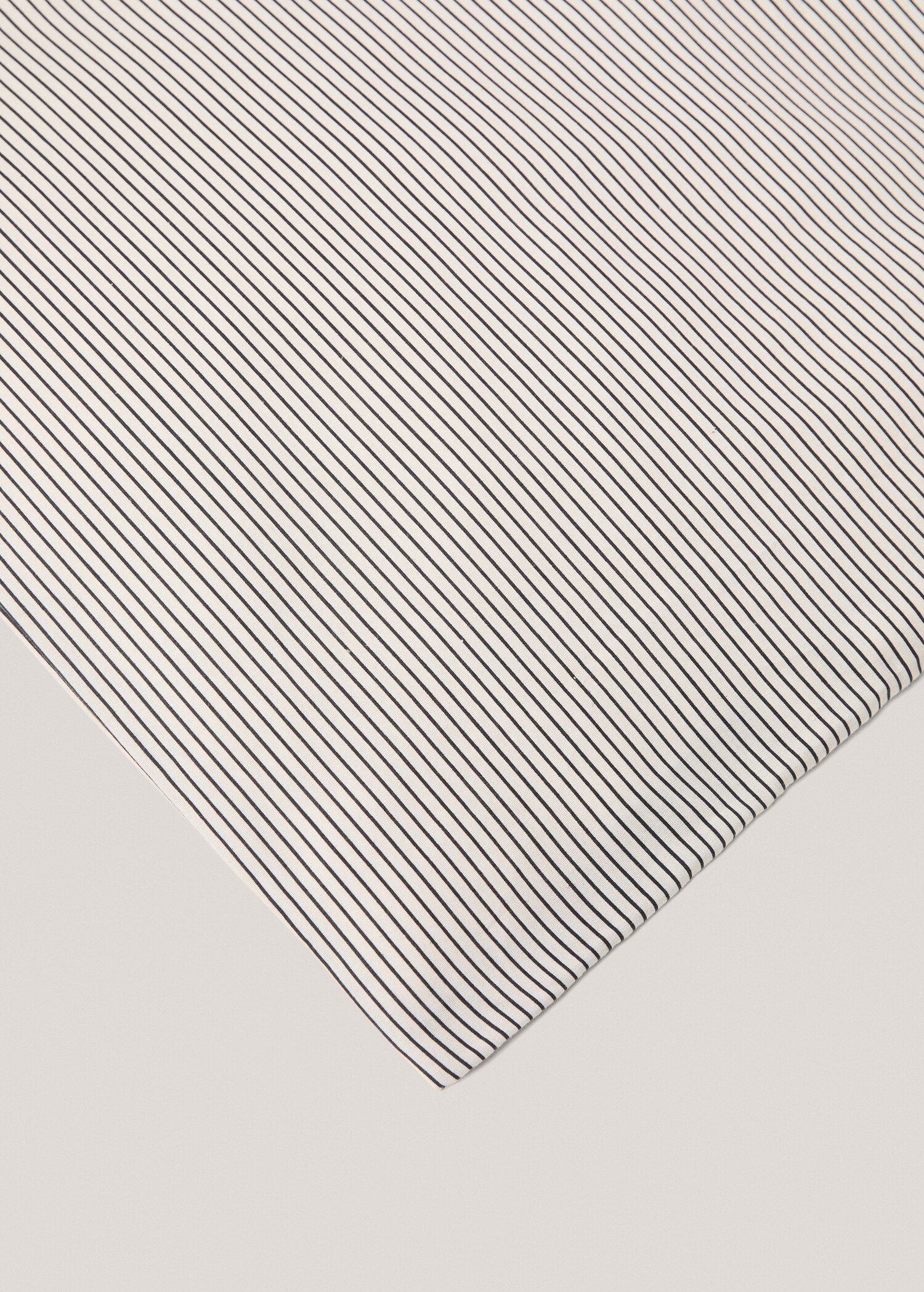 Multi-striped two-tone design duvet cover for king bed - Details of the article 3