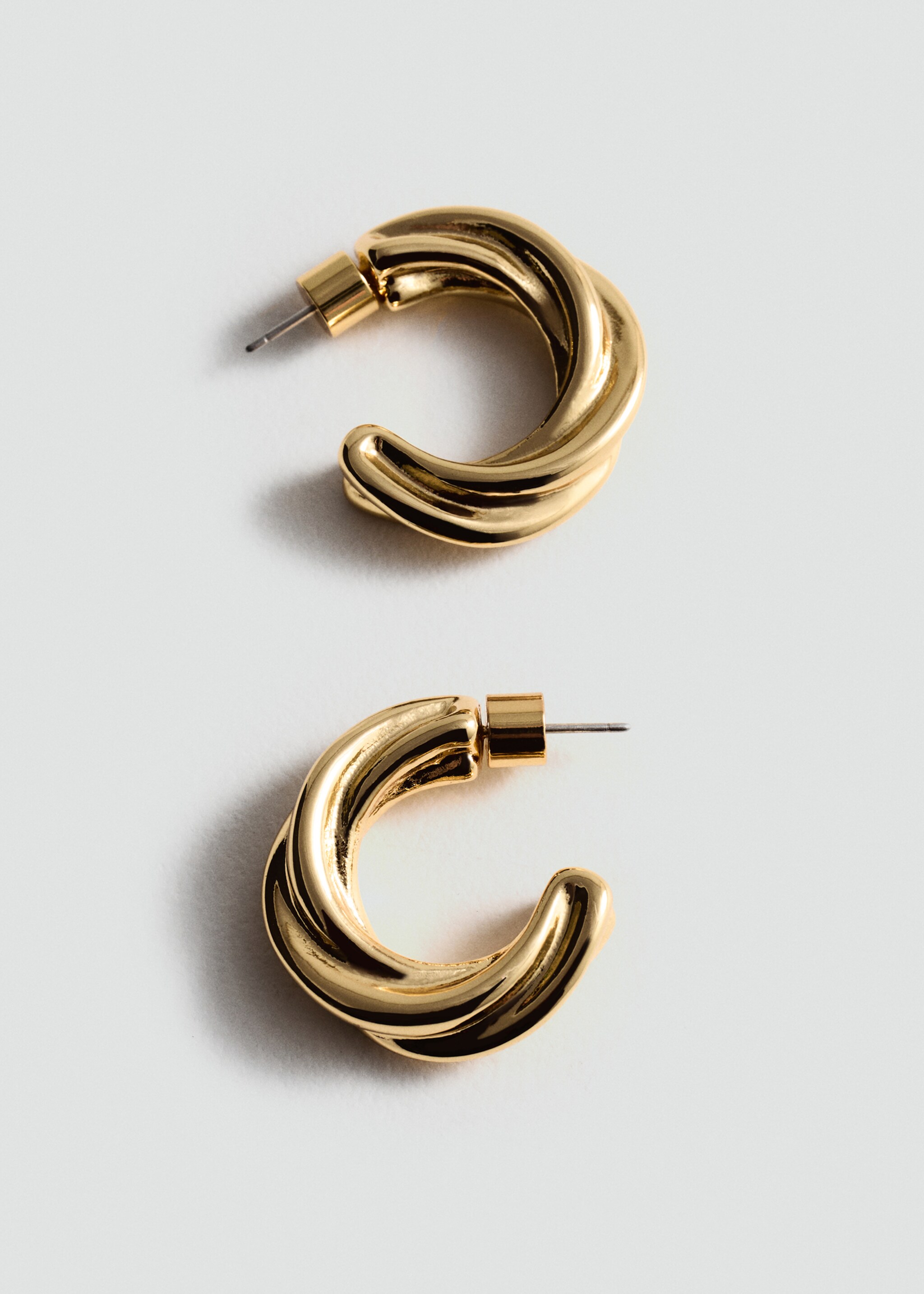 Intertwined hoop earrings - Medium plane, Gold. Ref: 77000605-00.