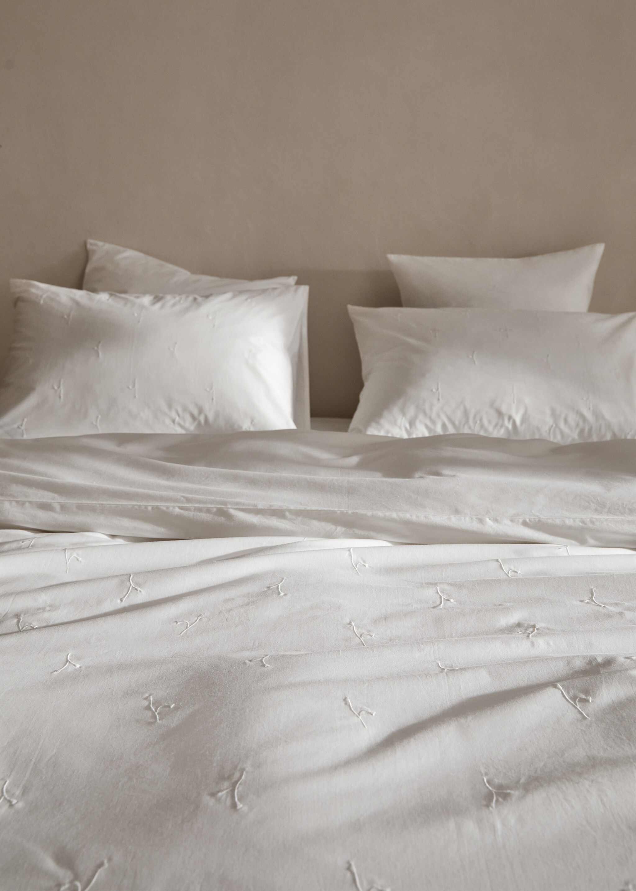 Floral embroidered cotton duvet cover for queen bed - Details of the article 8, White. Ref: 77000624-00.