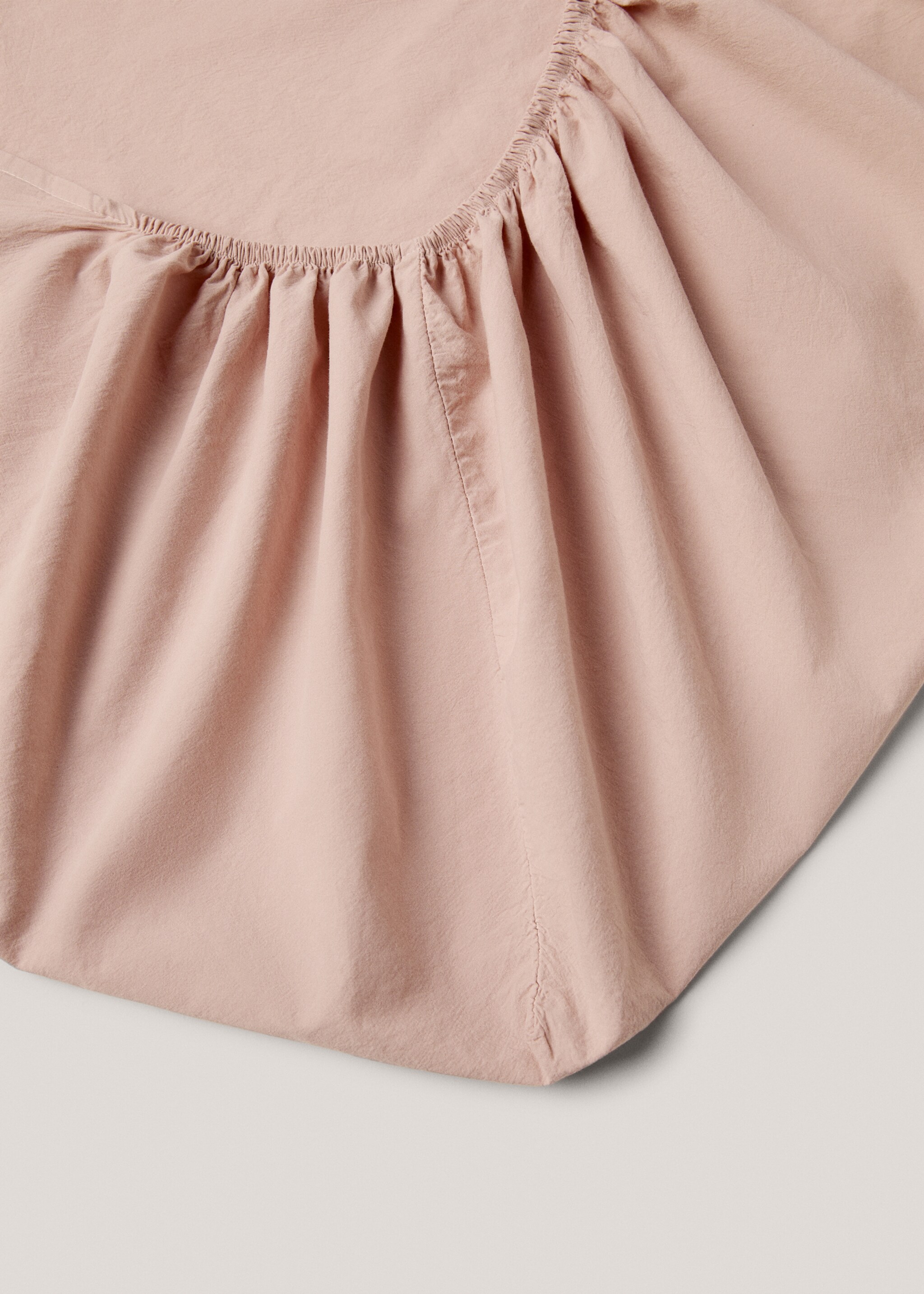 Washed cotton fitted sheet for queen bed - Details of the article 1, Light Pink. Ref: 77001035-00.