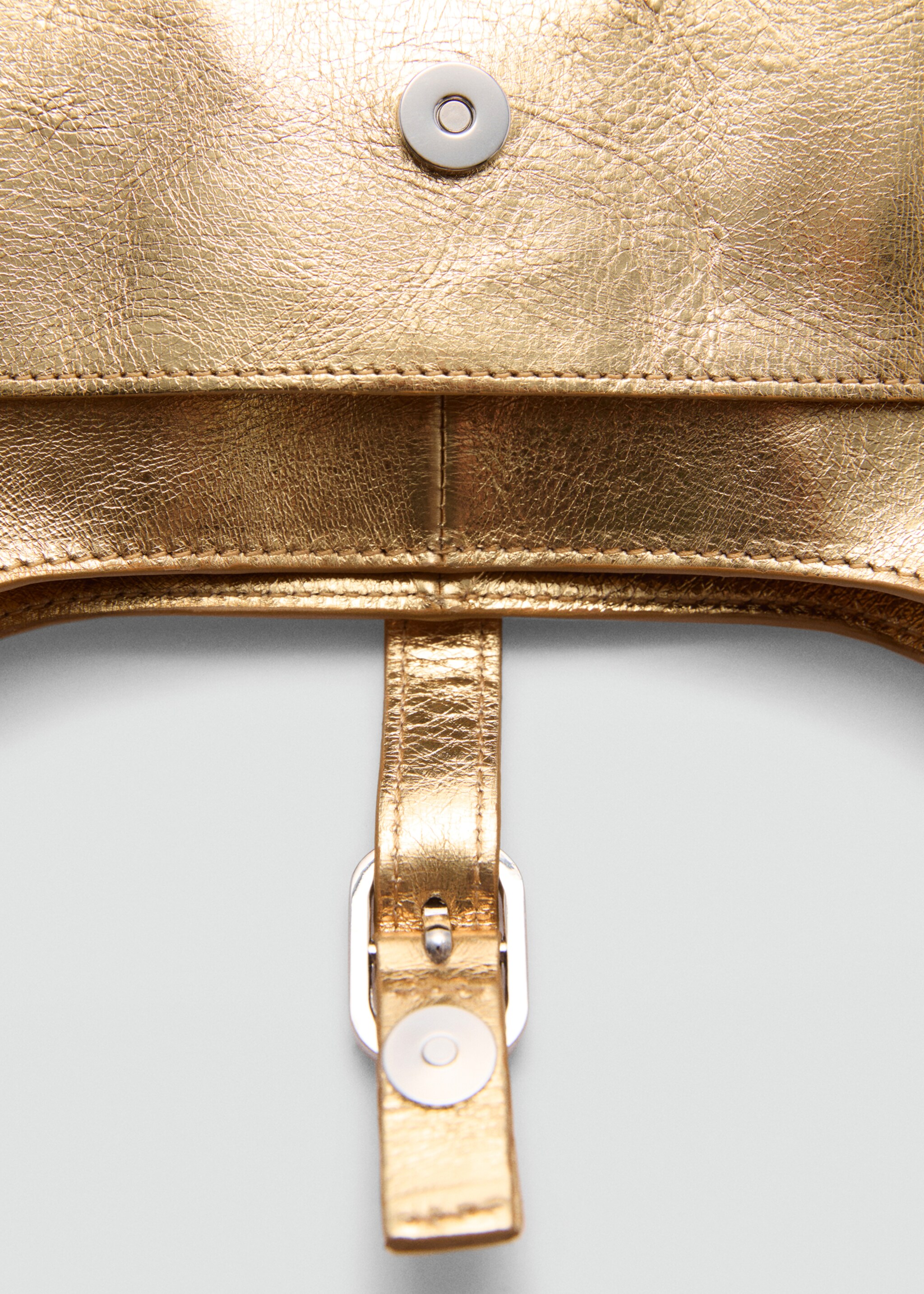 Bossa pell metal·litzada - Detall de l'article 3, Daurat. Ref: 77002013-00.