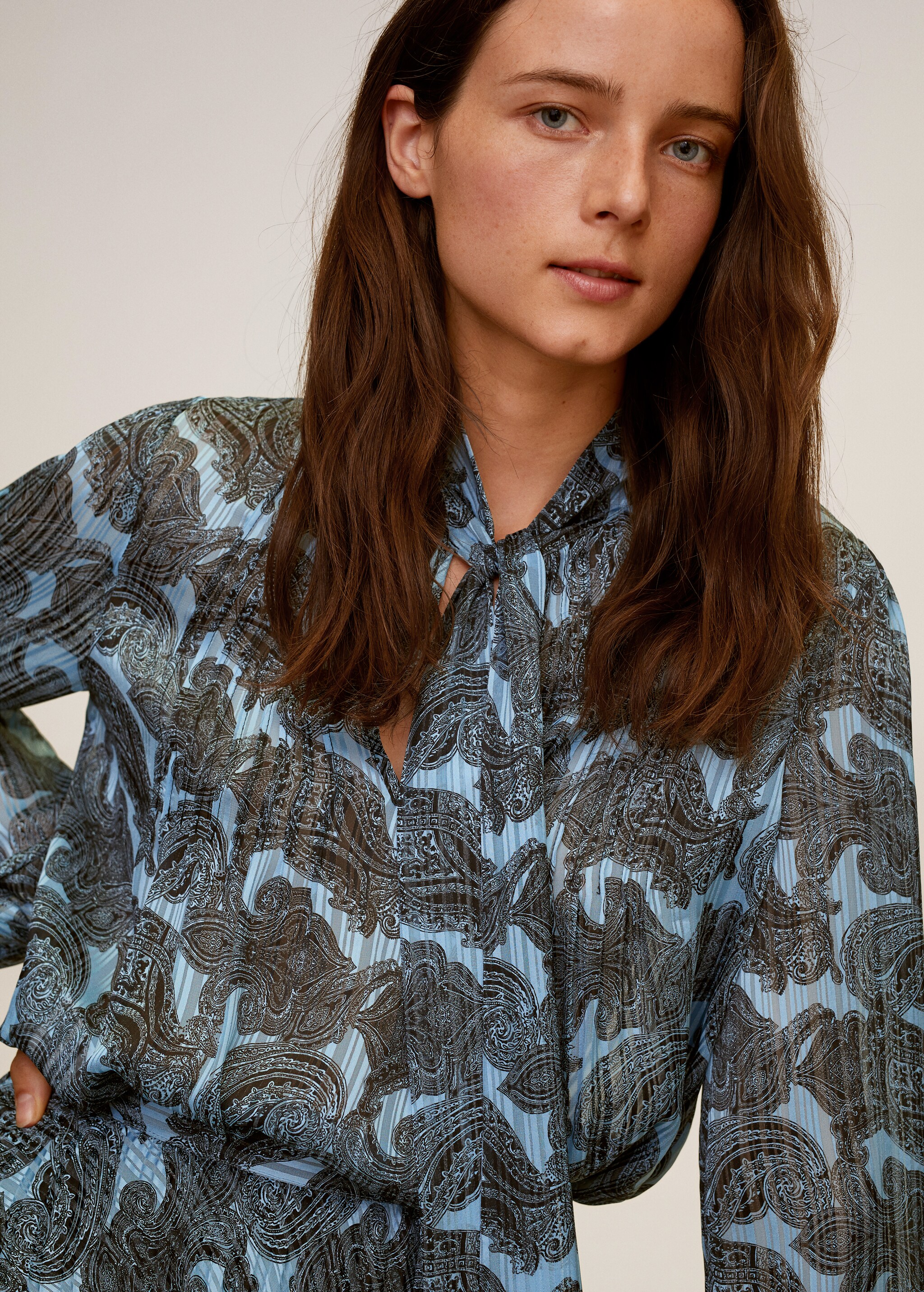 Blusa plisada estampada - Detalle del artículo 2