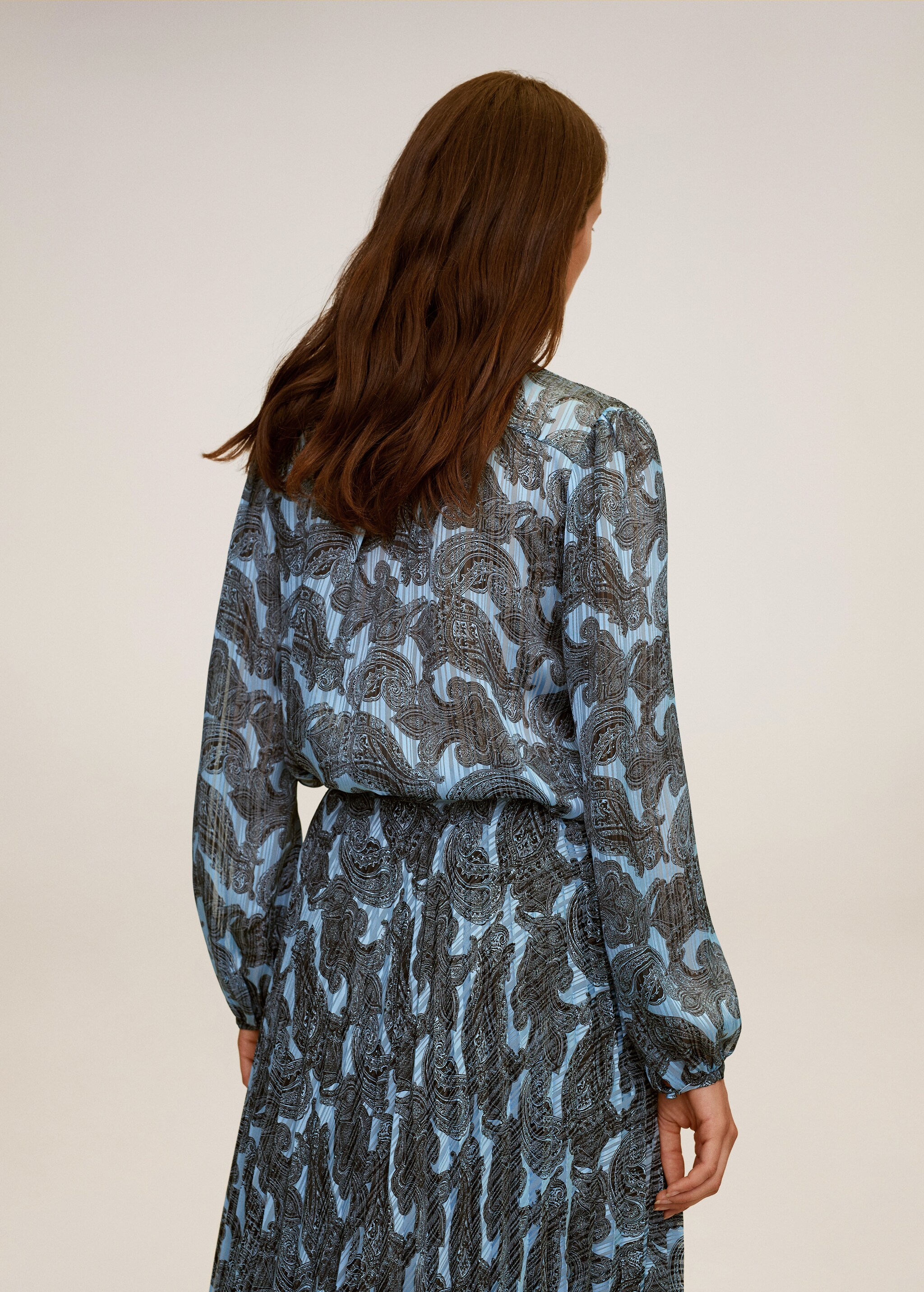 Blusa plisada estampada - Reverso del artículo