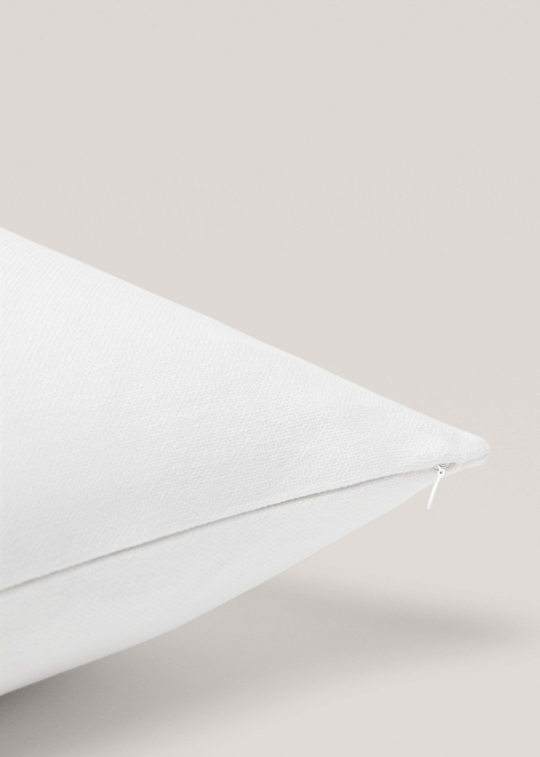 Cotton textured cushion cover 70x90cm - Details of the article 3, Off White. Ref: 77002552-00.