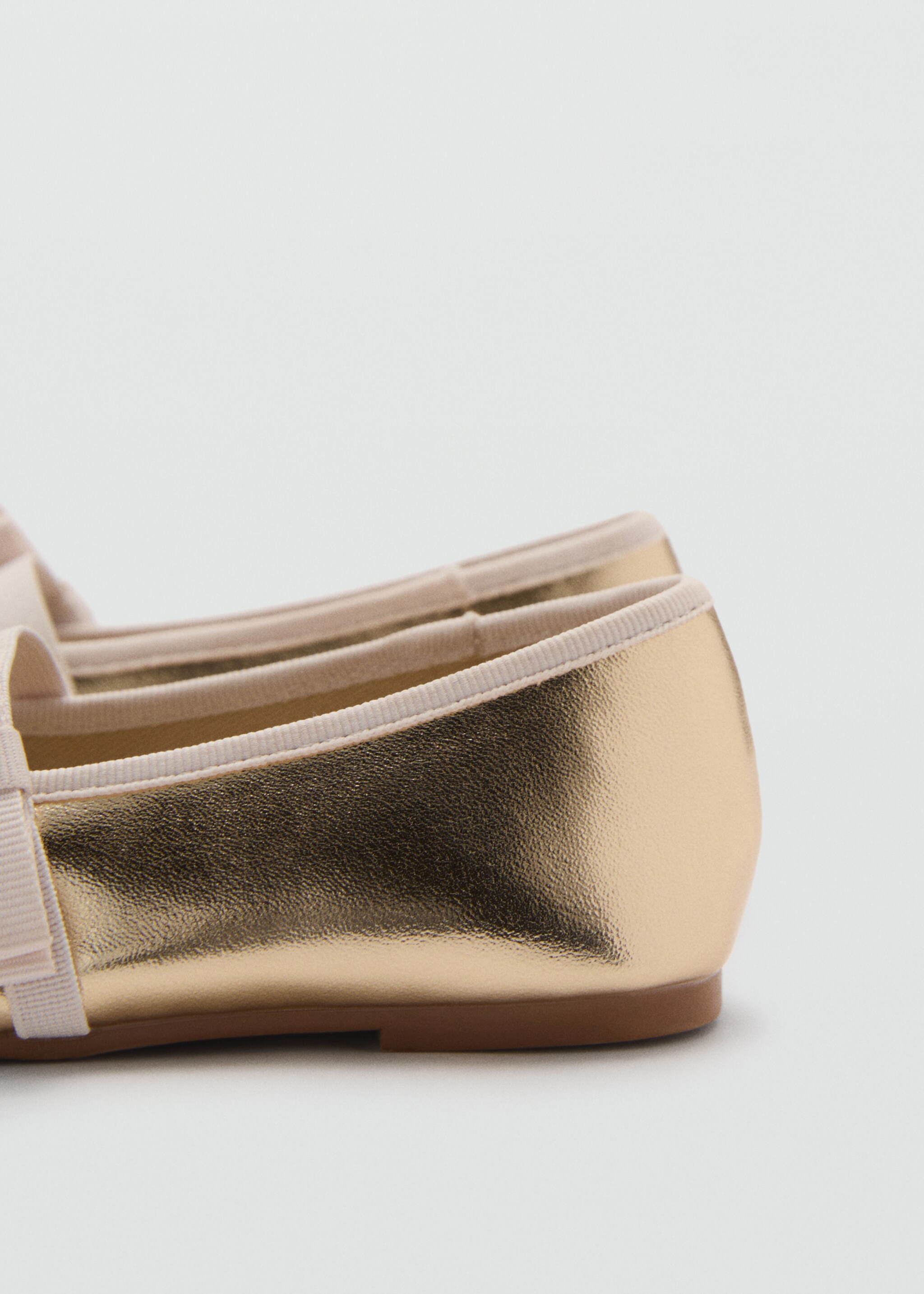 Ballerinas mit Metallic-Riemen - Detail des Artikels 1, Gold. Ref: 77003290-00.