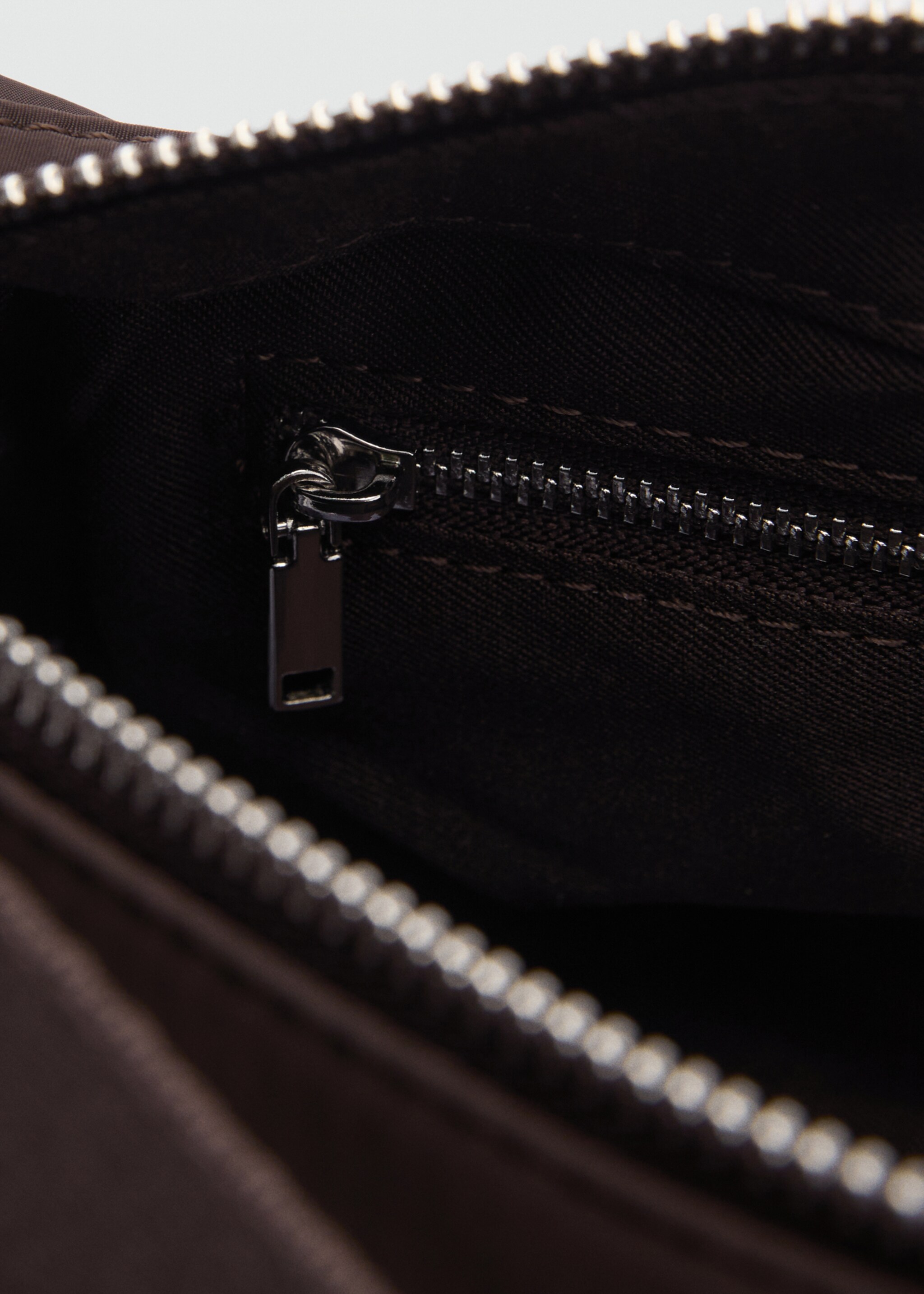 Nylon-Tasche mit Cargotaschen - Detail des Artikels 2, Schokolade. Ref: 77004023-00.
