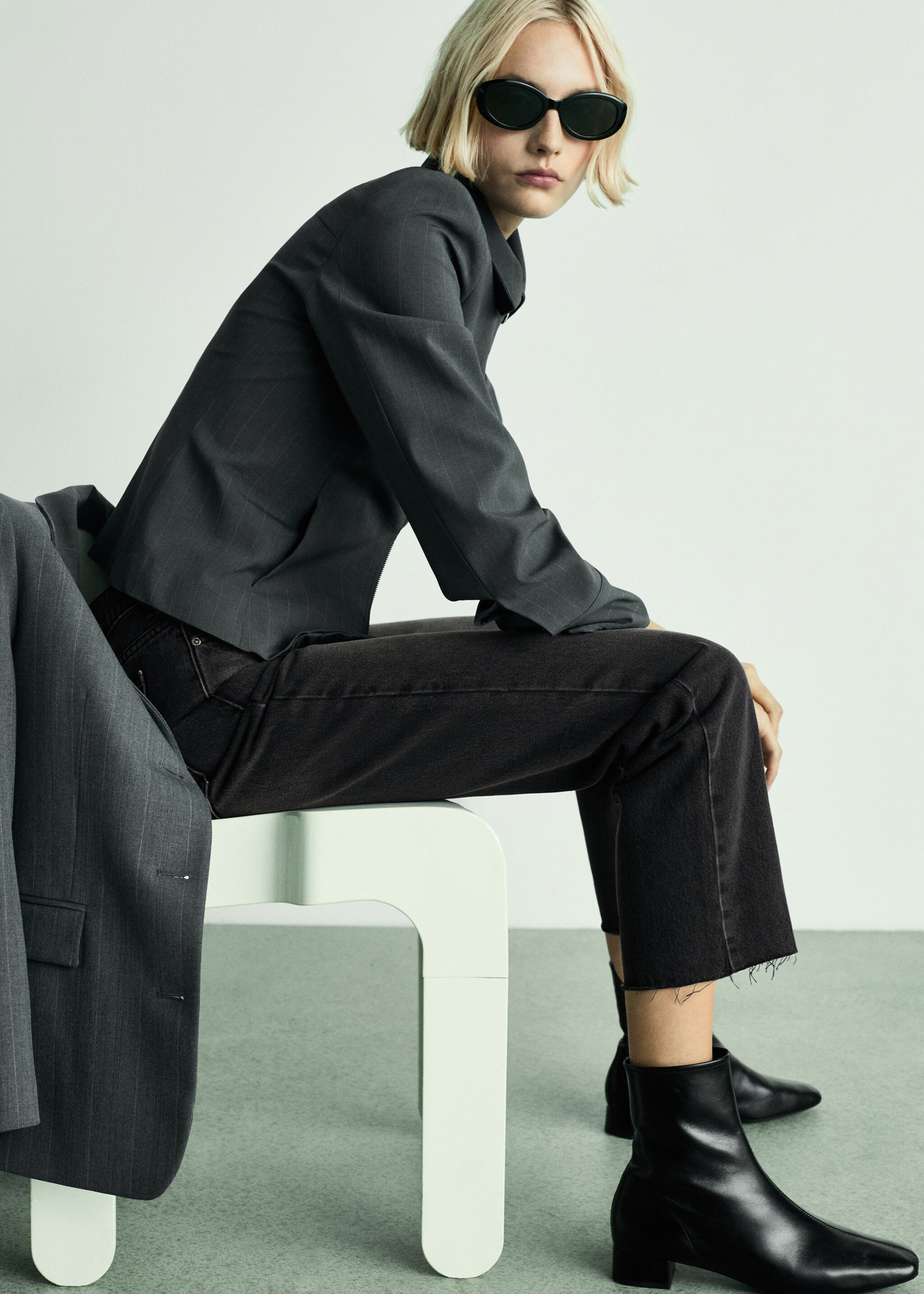Blanca straight-fit cropped jeans - Details of the article 2, Black denim. Ref: 77004031-00.