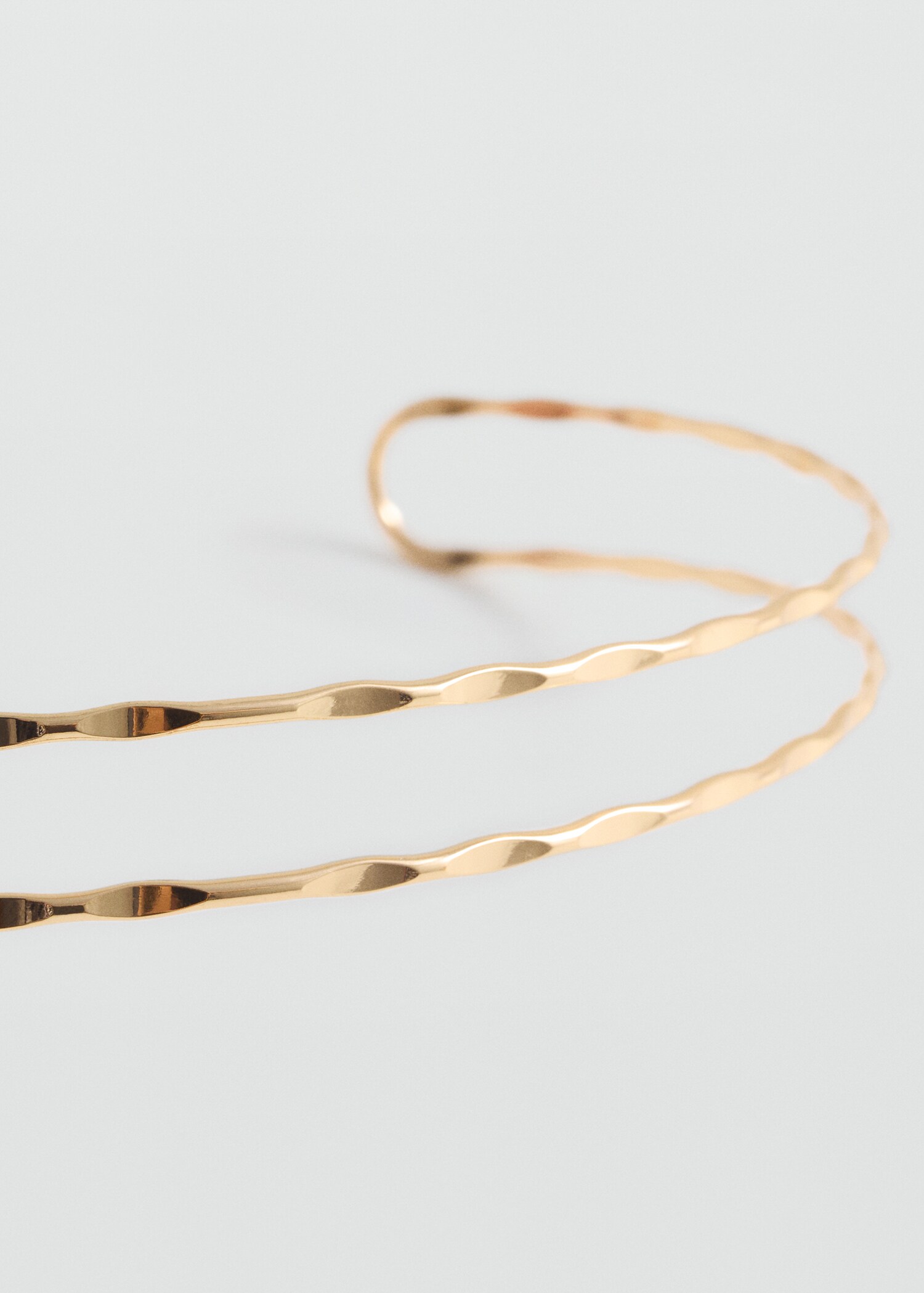 Sztywny naszyjnik choker - Plan średni