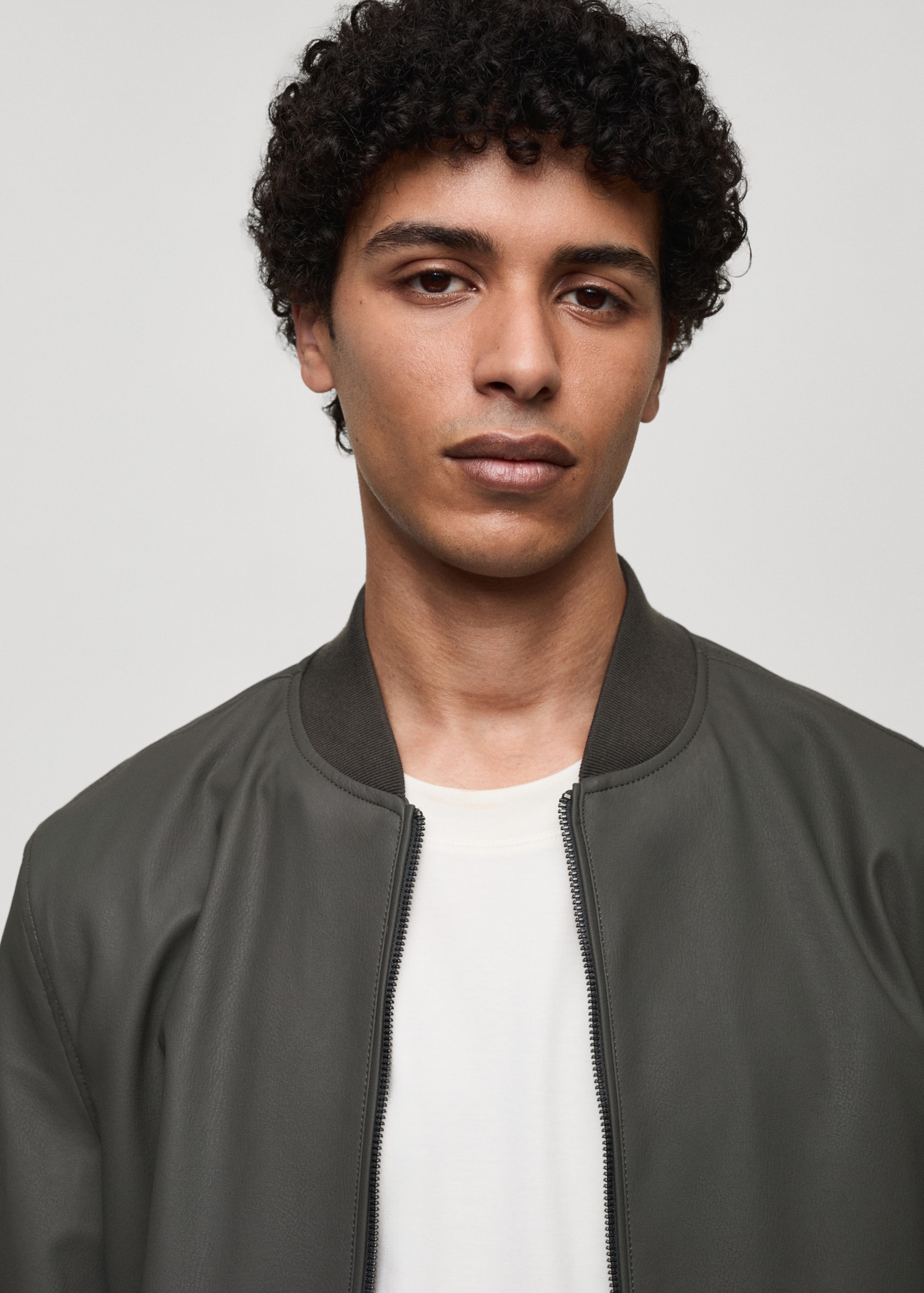 Chaqueta bomber efecto piel - Detalle del artículo 1, Gris. Ref: 77004440-00.