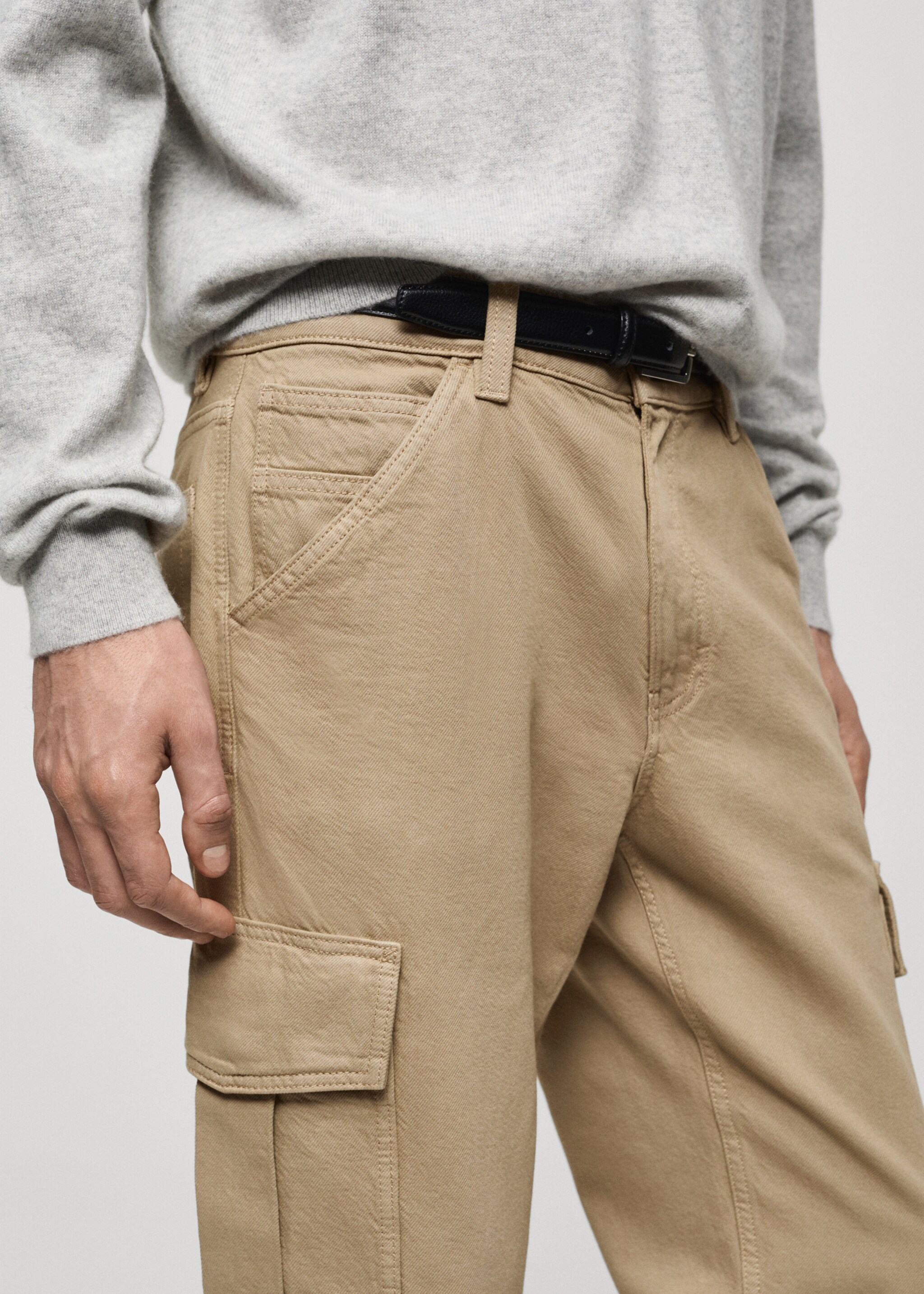 Straight-fit cargo jeans - Details of the article 1, Khaki. Ref: 77004446-00.