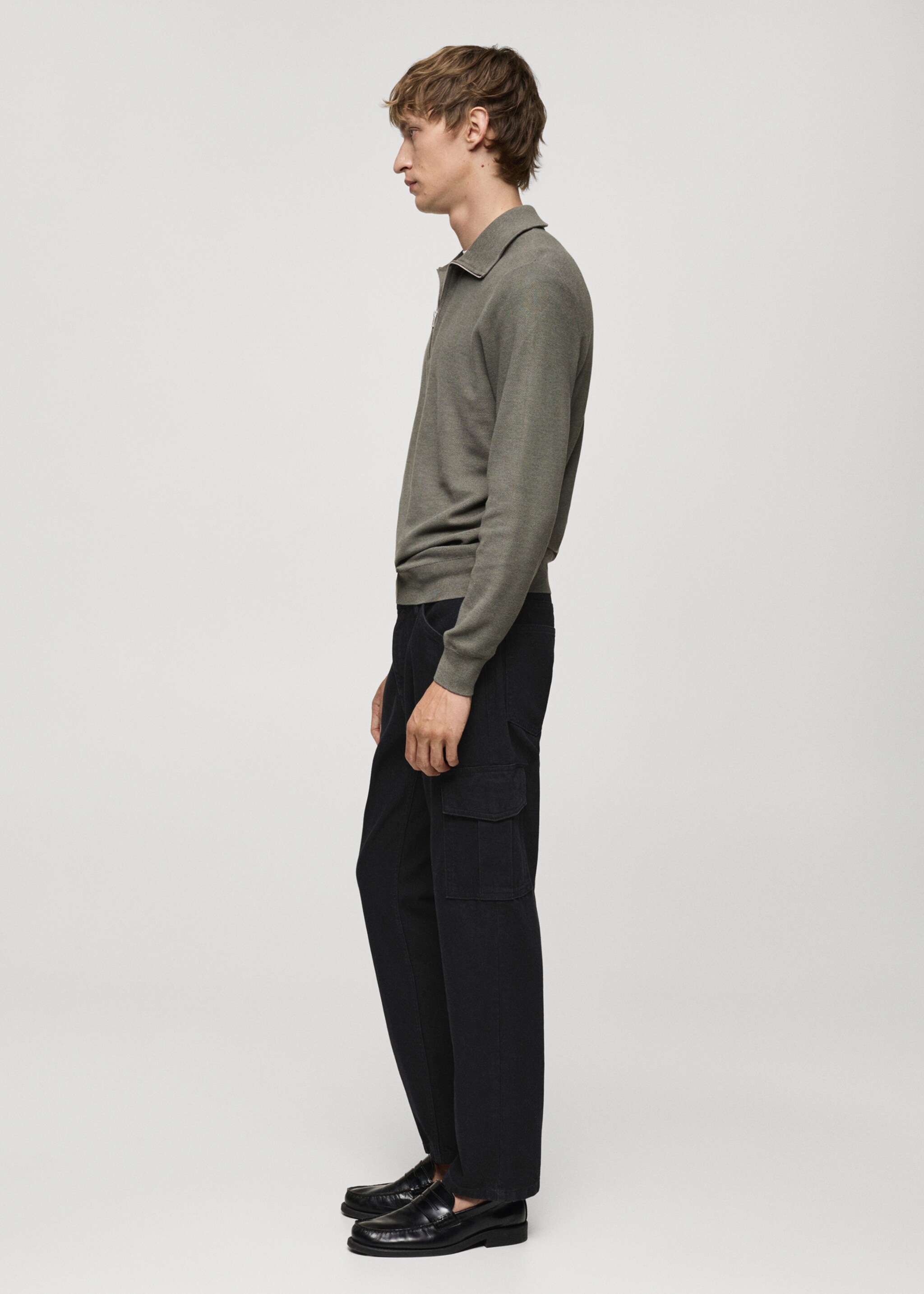 Straight-fit cargo jeans - Details of the article 2, Black denim. Ref: 77004446-00.