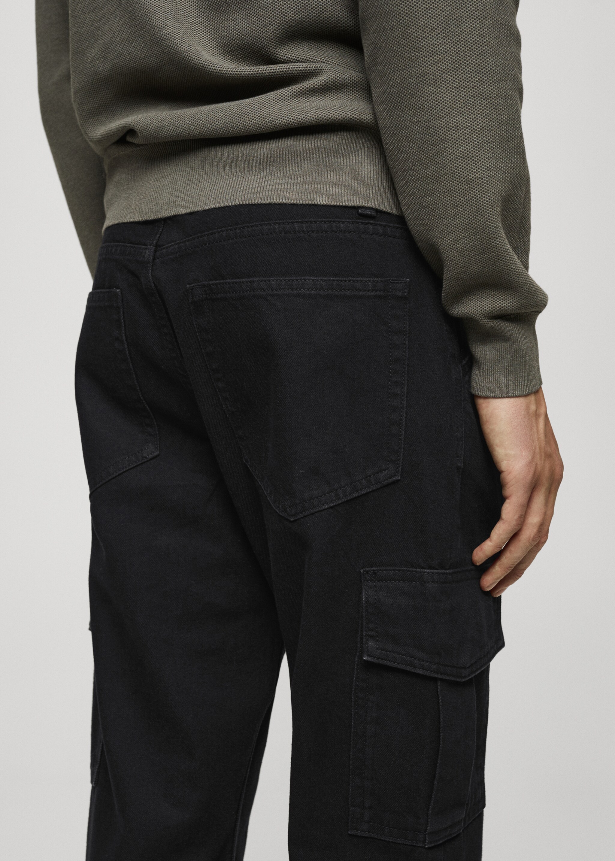 Straight-fit cargo jeans - Details of the article 6, Black denim. Ref: 77004446-00.