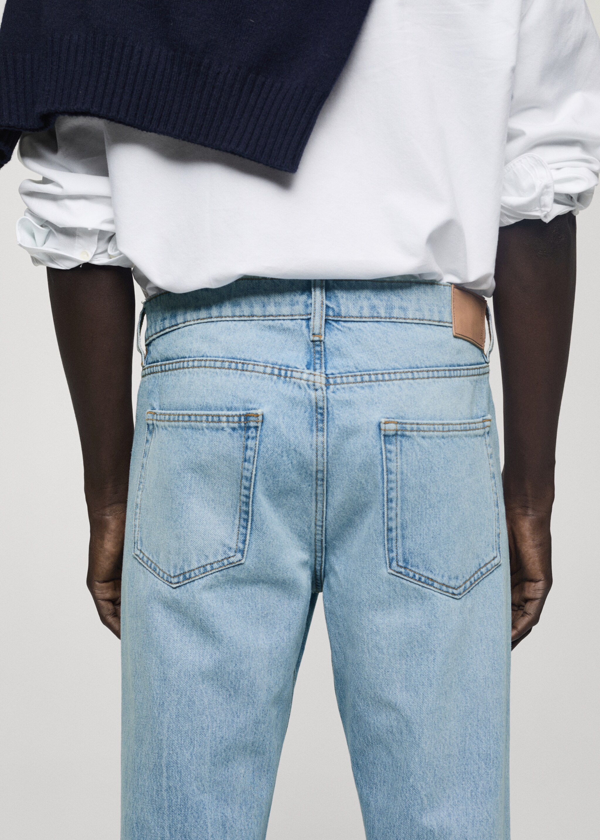 Bob regular-fit jeans met lichte wassing - Detail van het artikel 6, Middenblauw. Ref: 77004453-00.