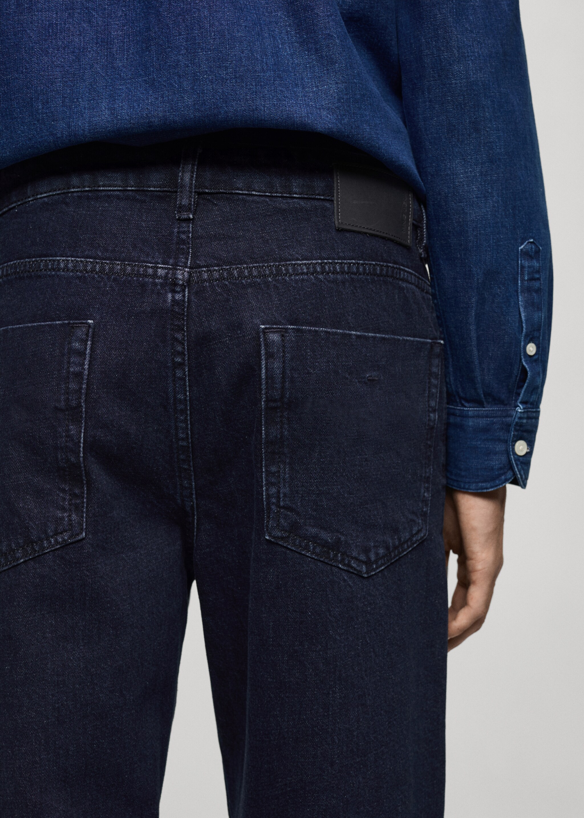 Relaxed Fit-Jeans mit dunkler Waschung - Detail des Artikels 6