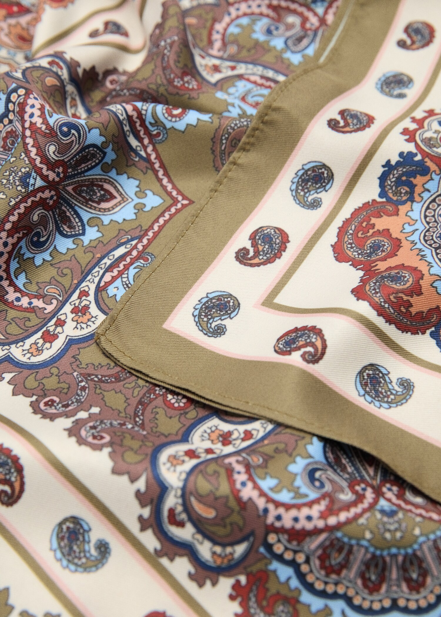 Pañuelo estampado paisley - Plano medio