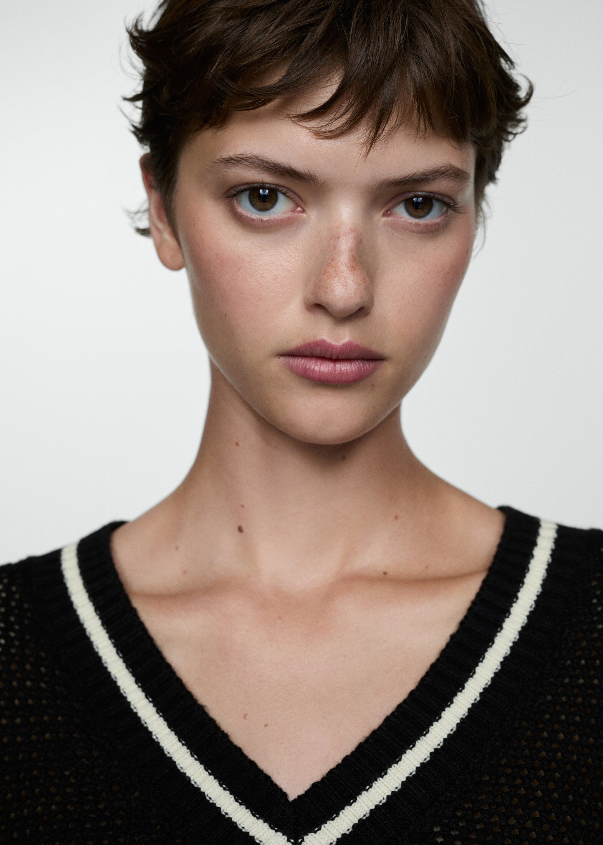 Oversized V-neck sweater - Details of the article 1, Black. Ref: 77004764-00.