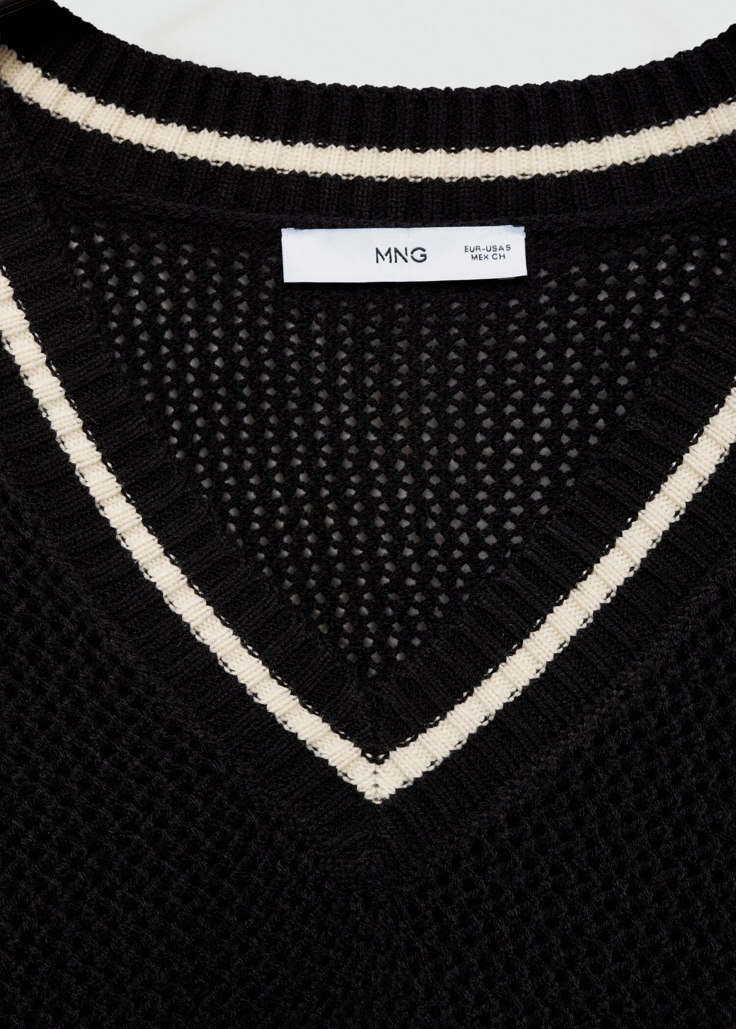 Oversized V-neck sweater - Details of the article 8