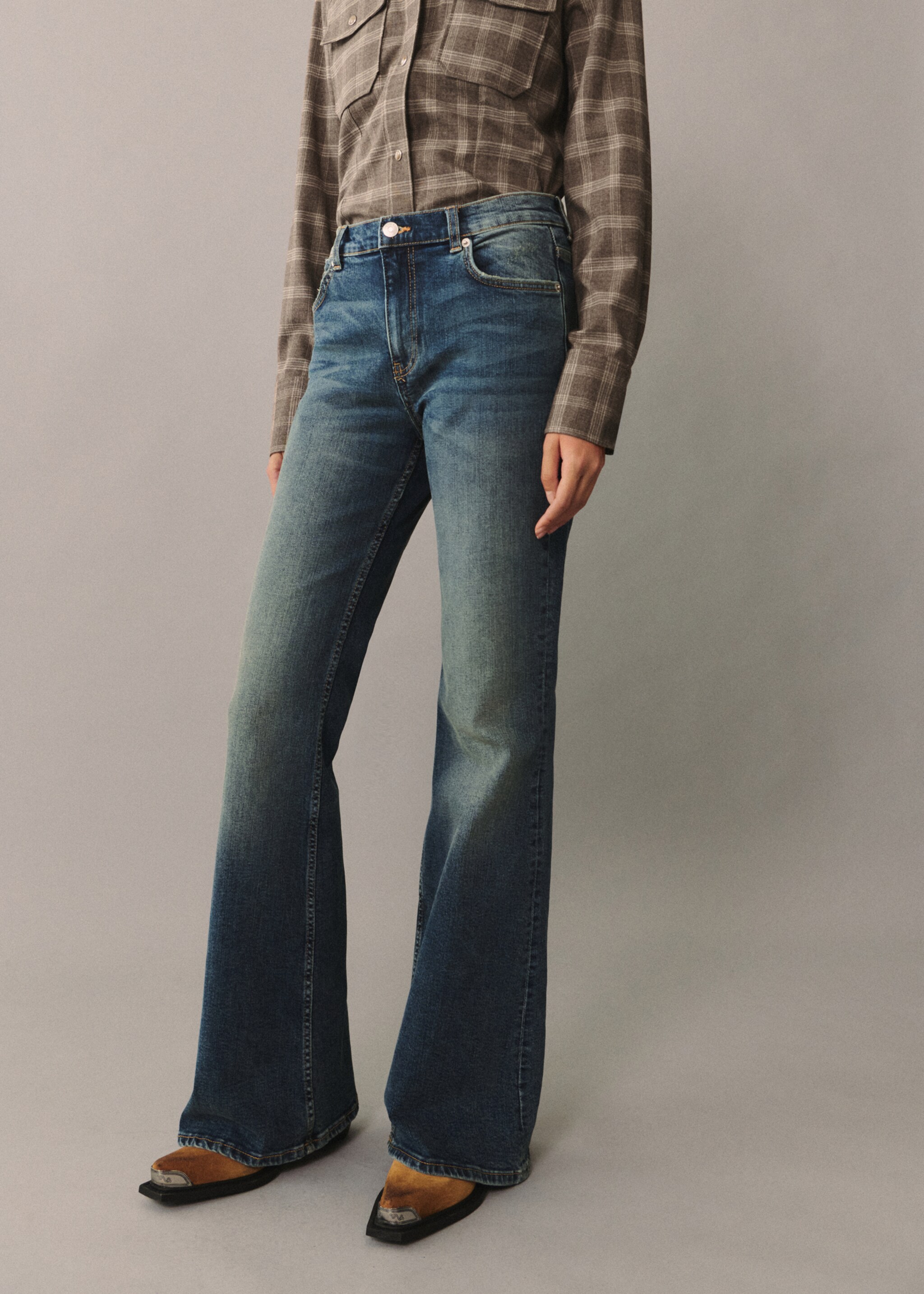 Jeans à boca de sino com cintura alta - Plano médio