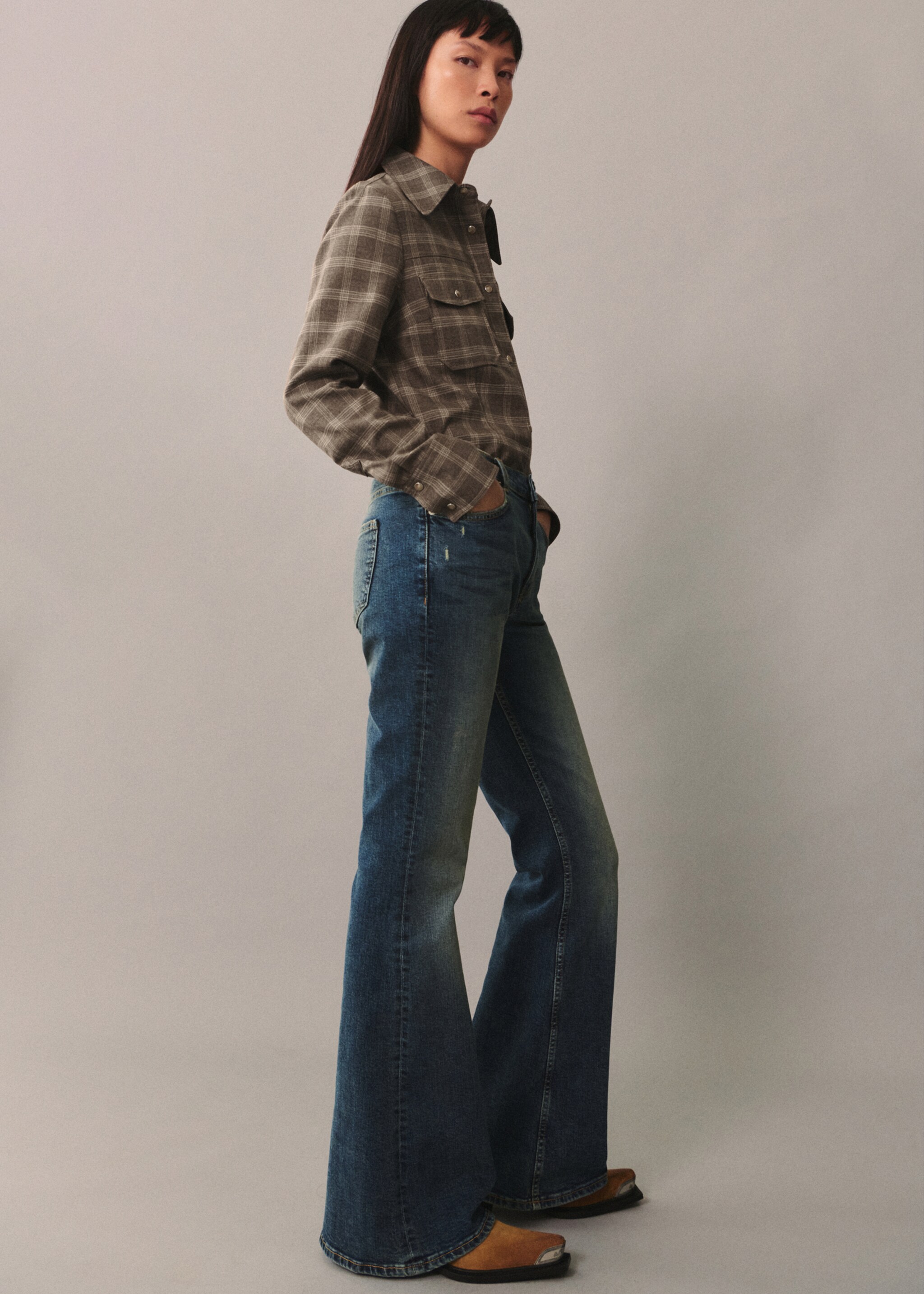 Jeans à boca de sino com cintura alta - Pormenor do artigo 2