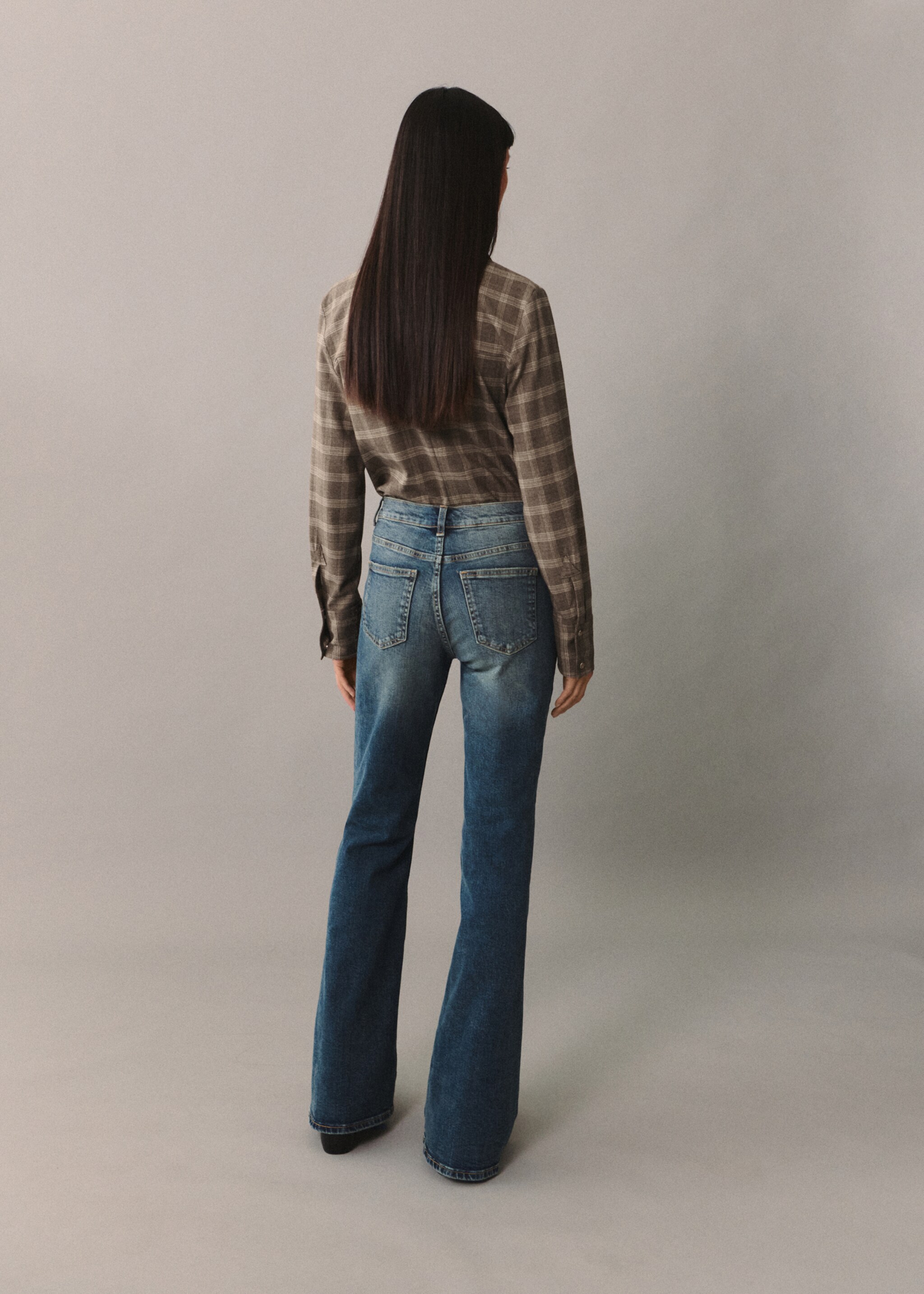 Jeans à boca de sino com cintura alta - Verso do artigo