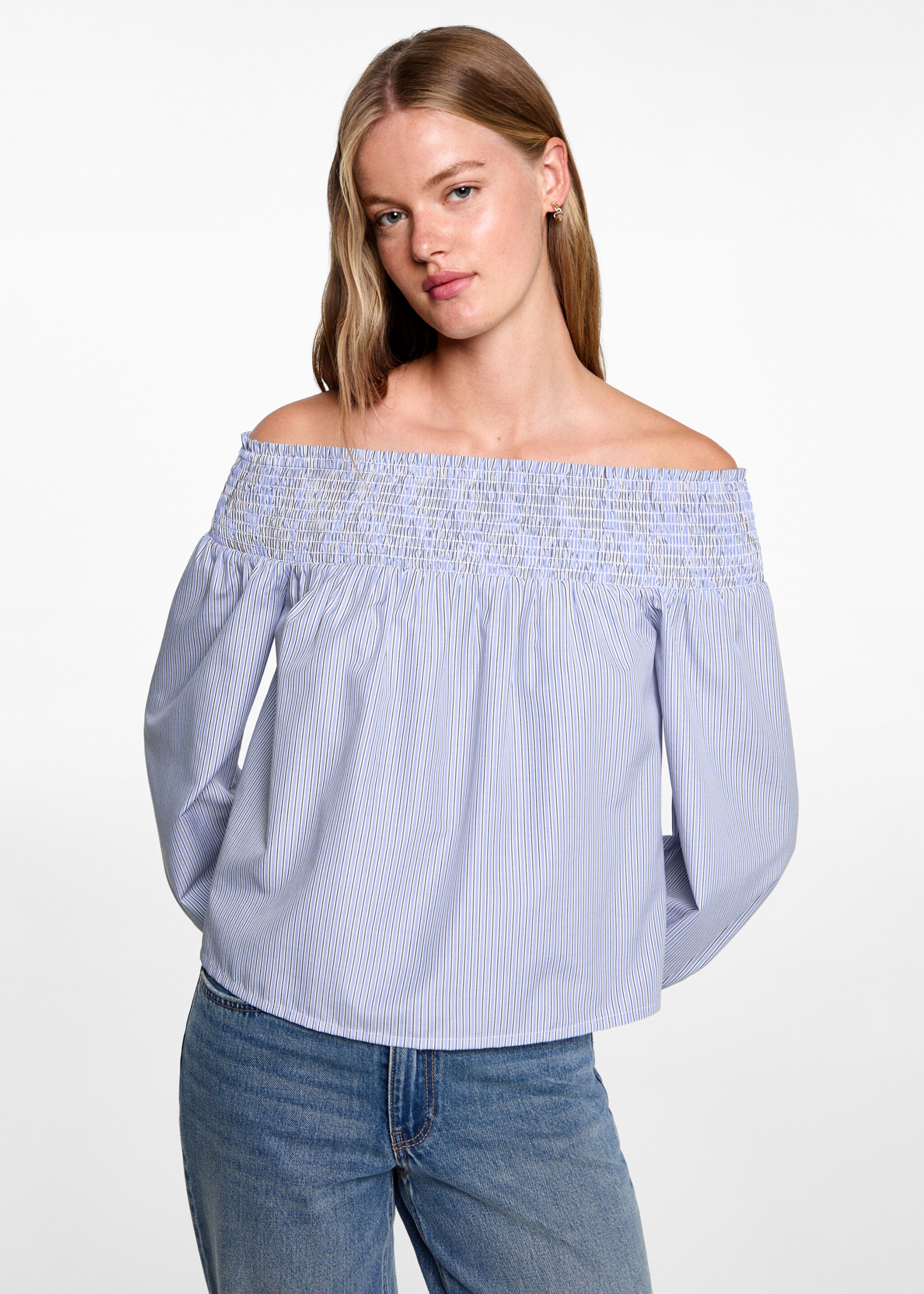 Blusa off-shoulder - Plano medio