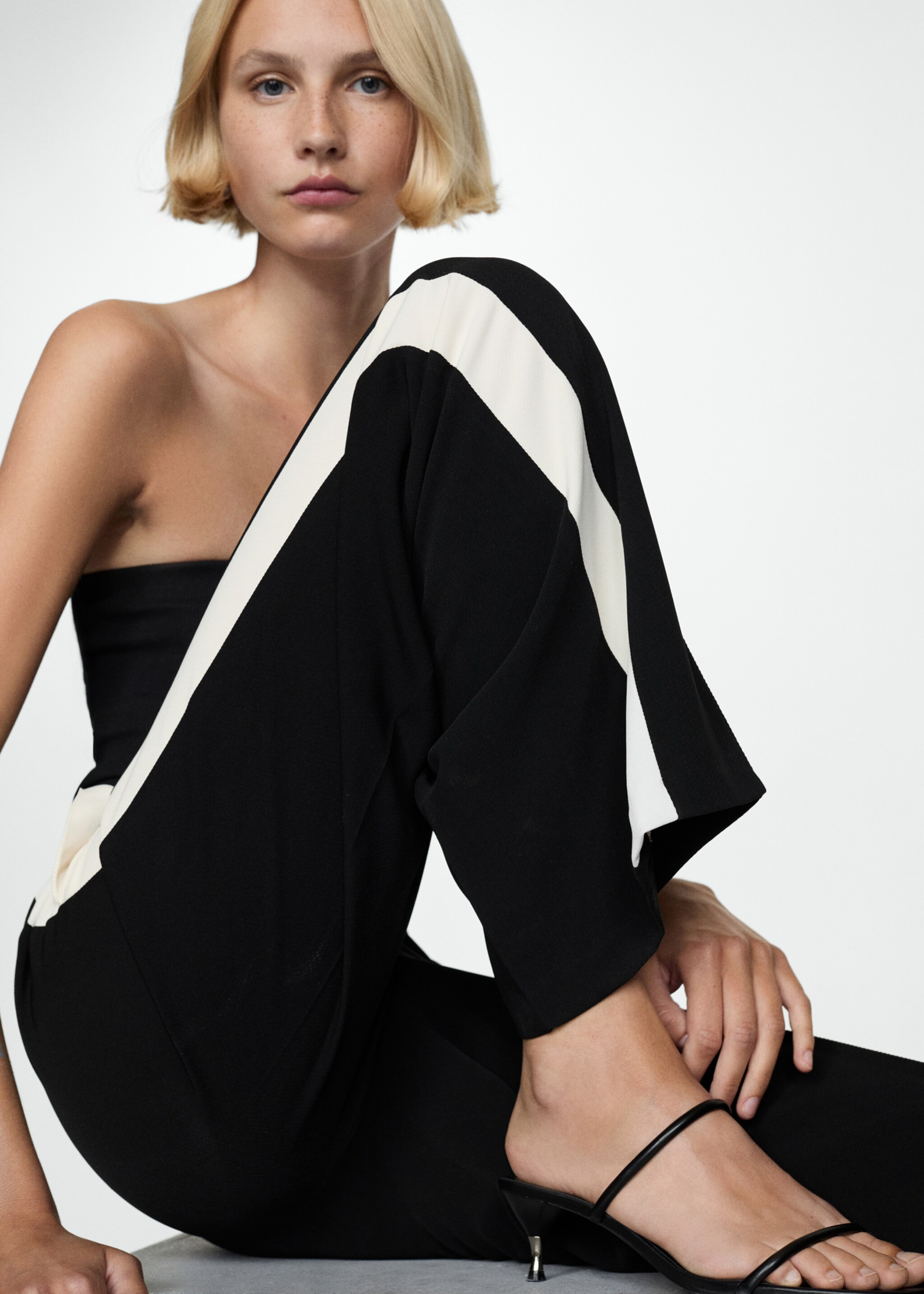 Striped trousers with contrasting sides - Details of the article 2, Black. Ref: 77004797-00.