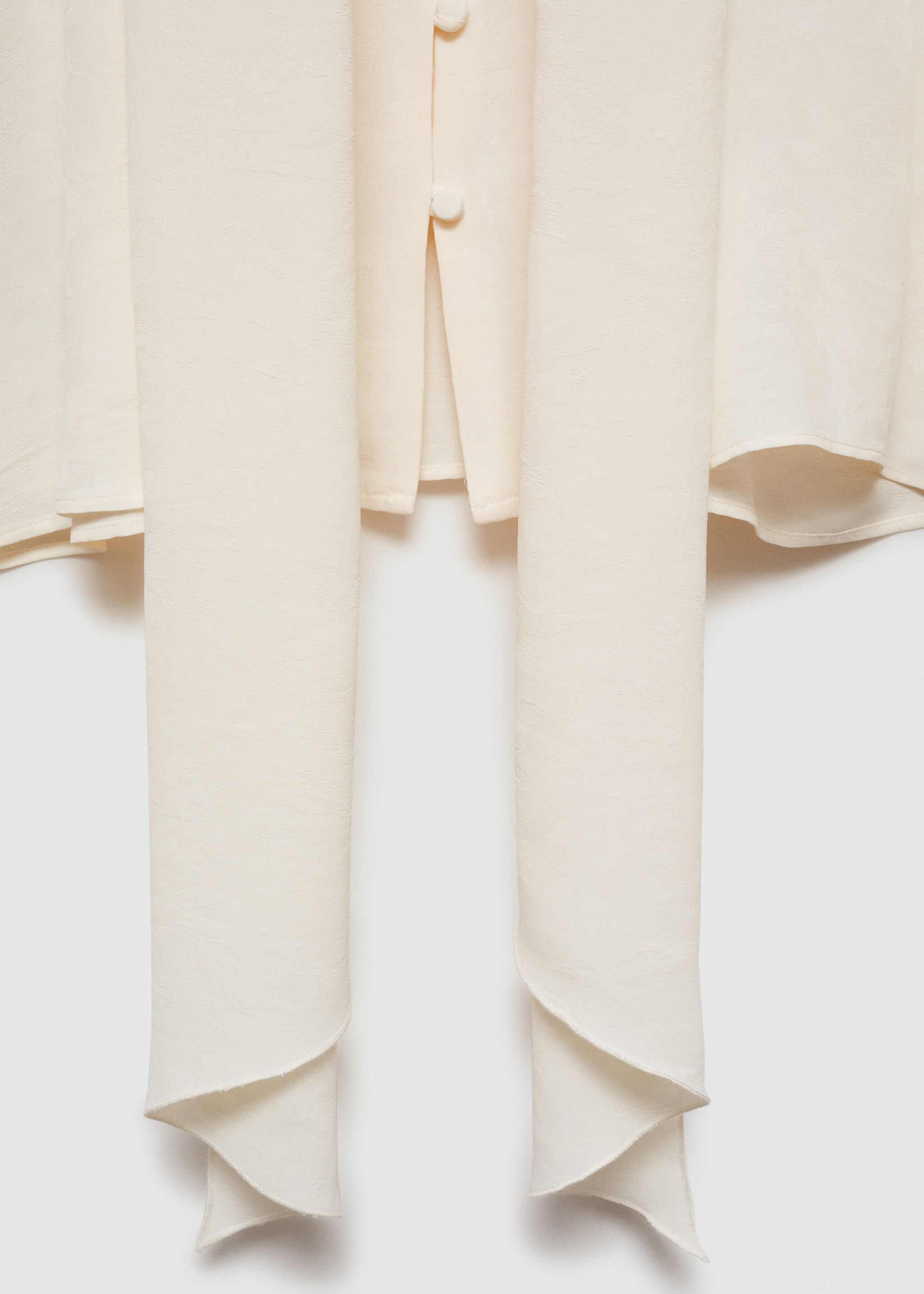 Geknöpfte Bluse mit Schleifenkragen - Detail des Artikels 8, Ecru. Ref: 77004799-00.