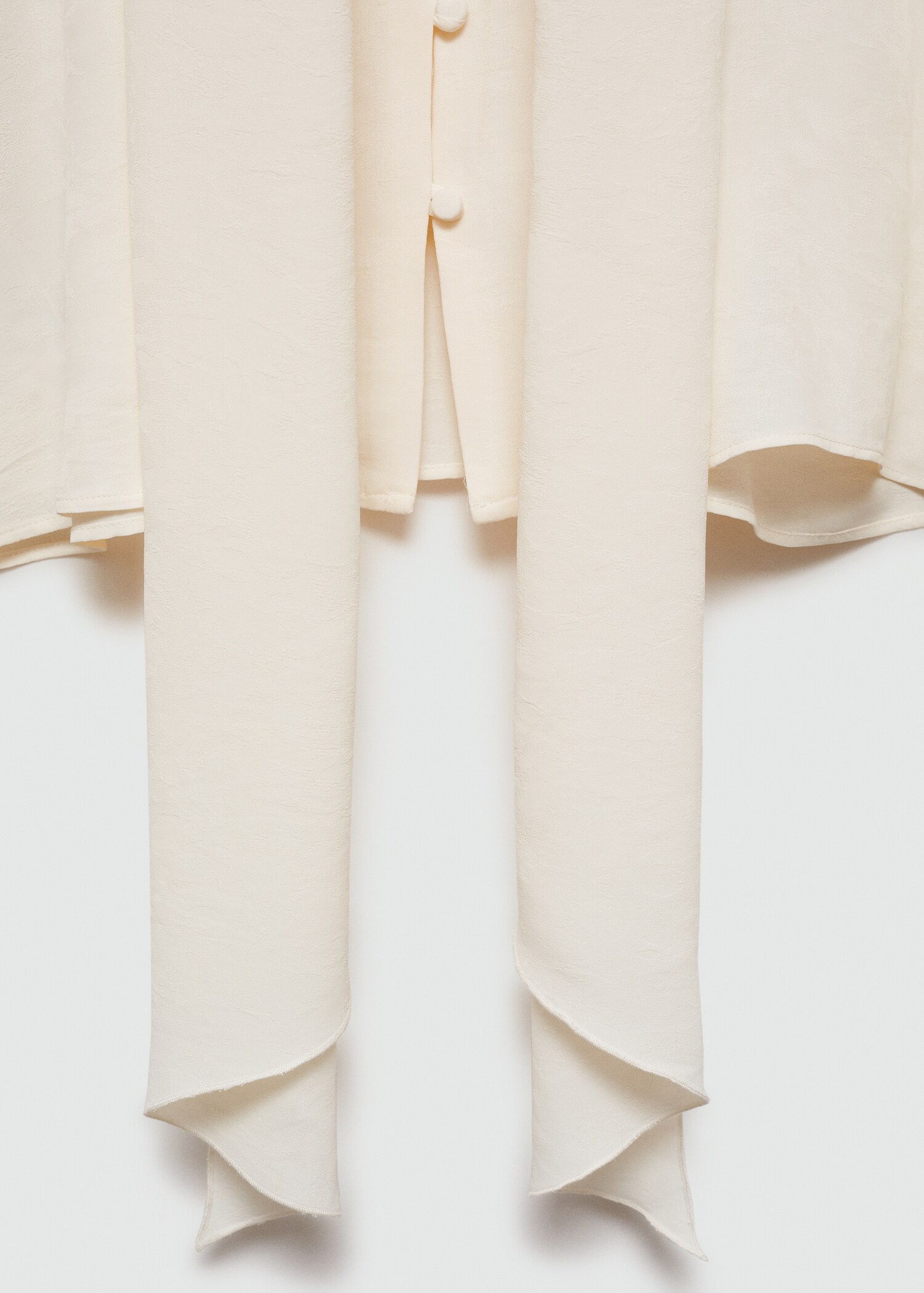 Geknöpfte Bluse mit Schleifenkragen - Detail des Artikels 8