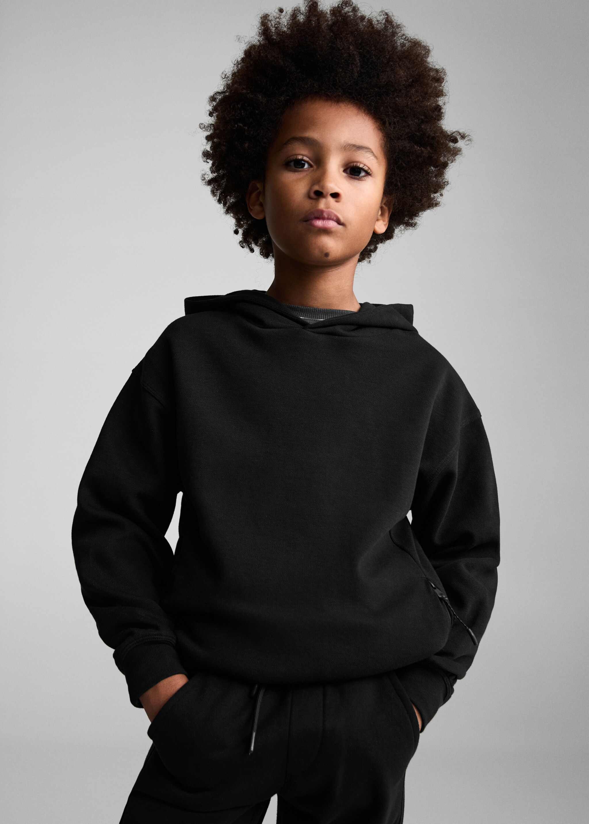 Sudadera capucha cremallera - Plano medio, Negro. Ref: 77005157-00.