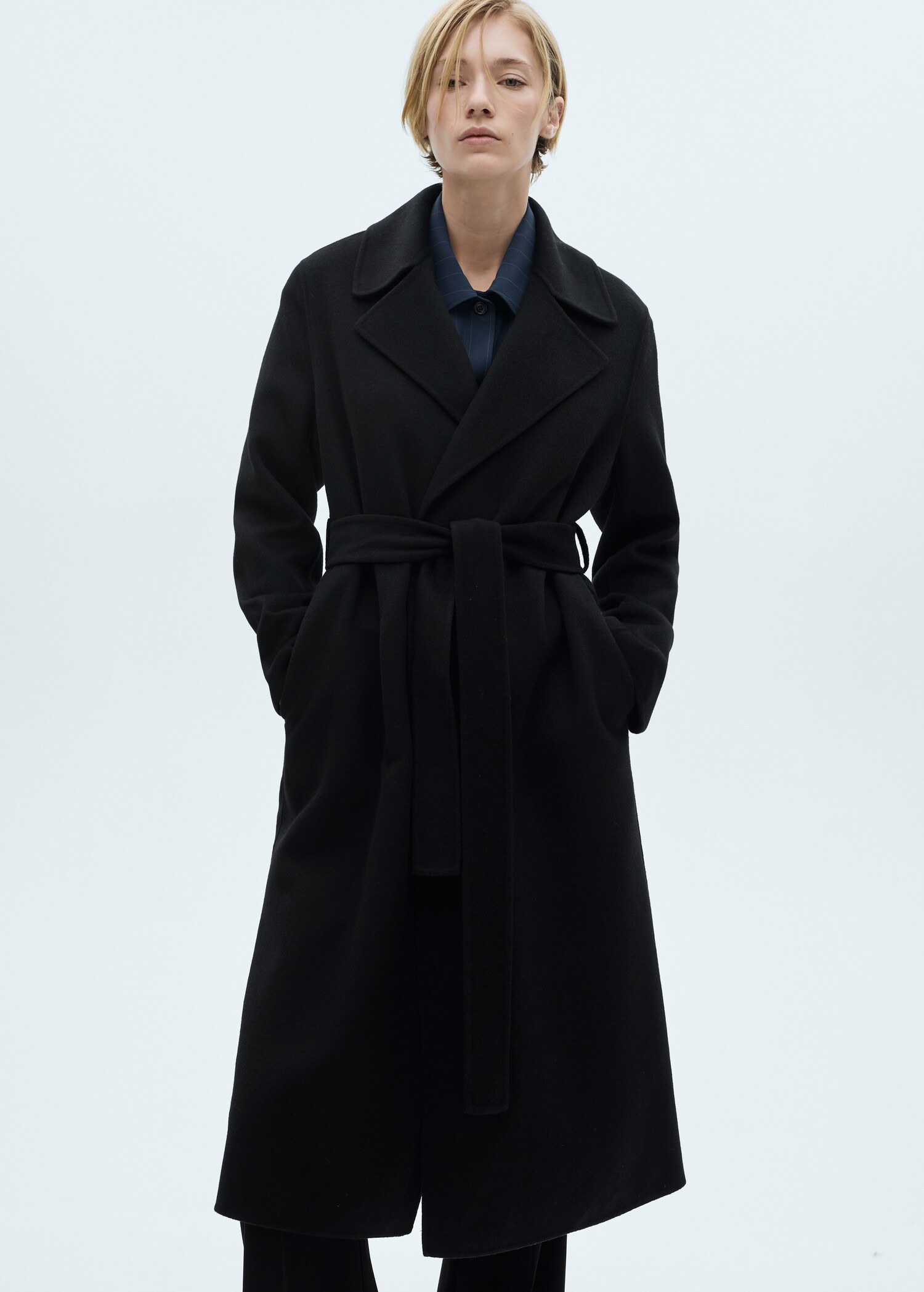 Manteau fait main avec ceinture - Plan moyen