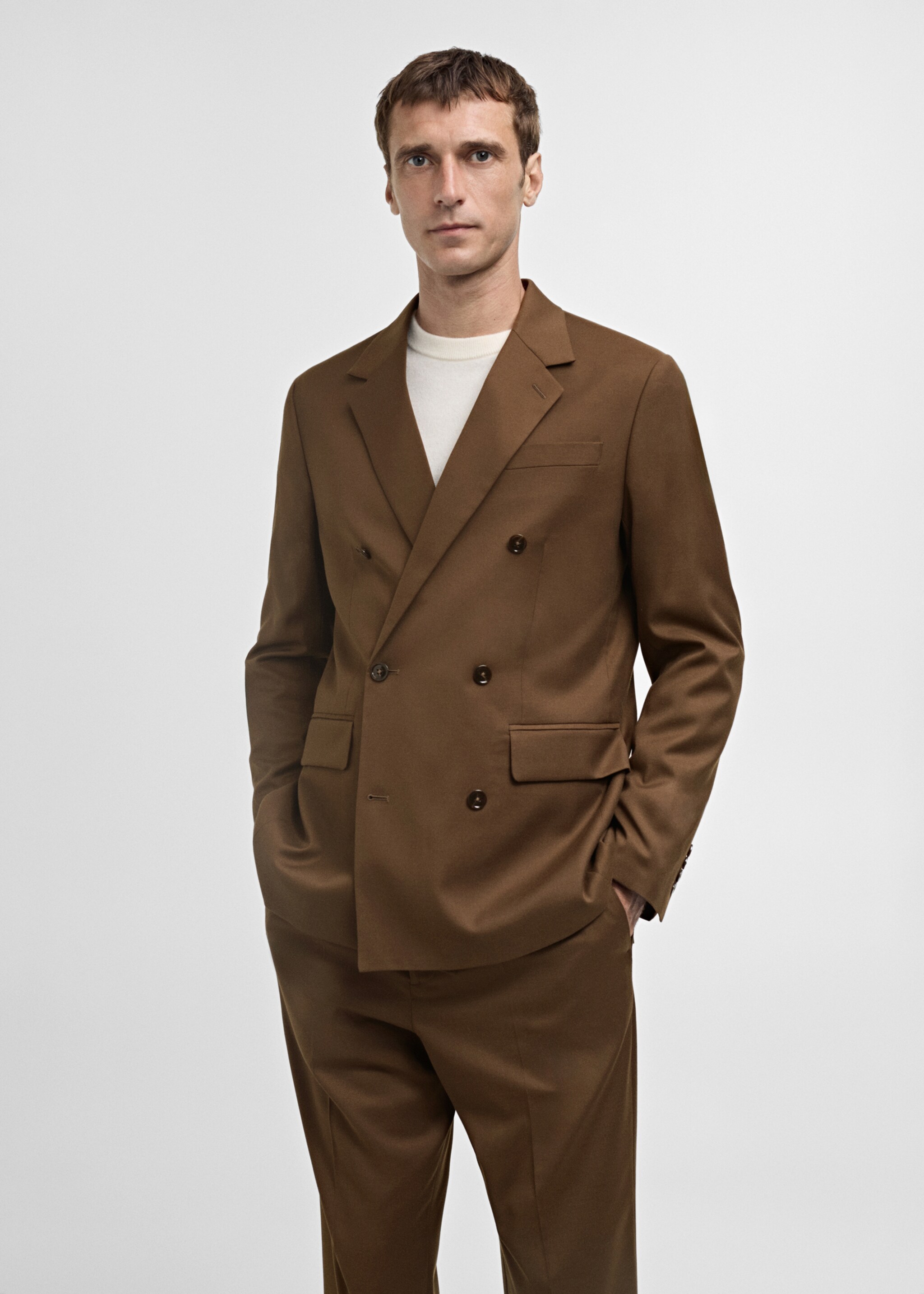 Marynarka od garnituru slim fit kopertowa z guzikami - Plan średni, Brązowy. Ref: 77005978-00.