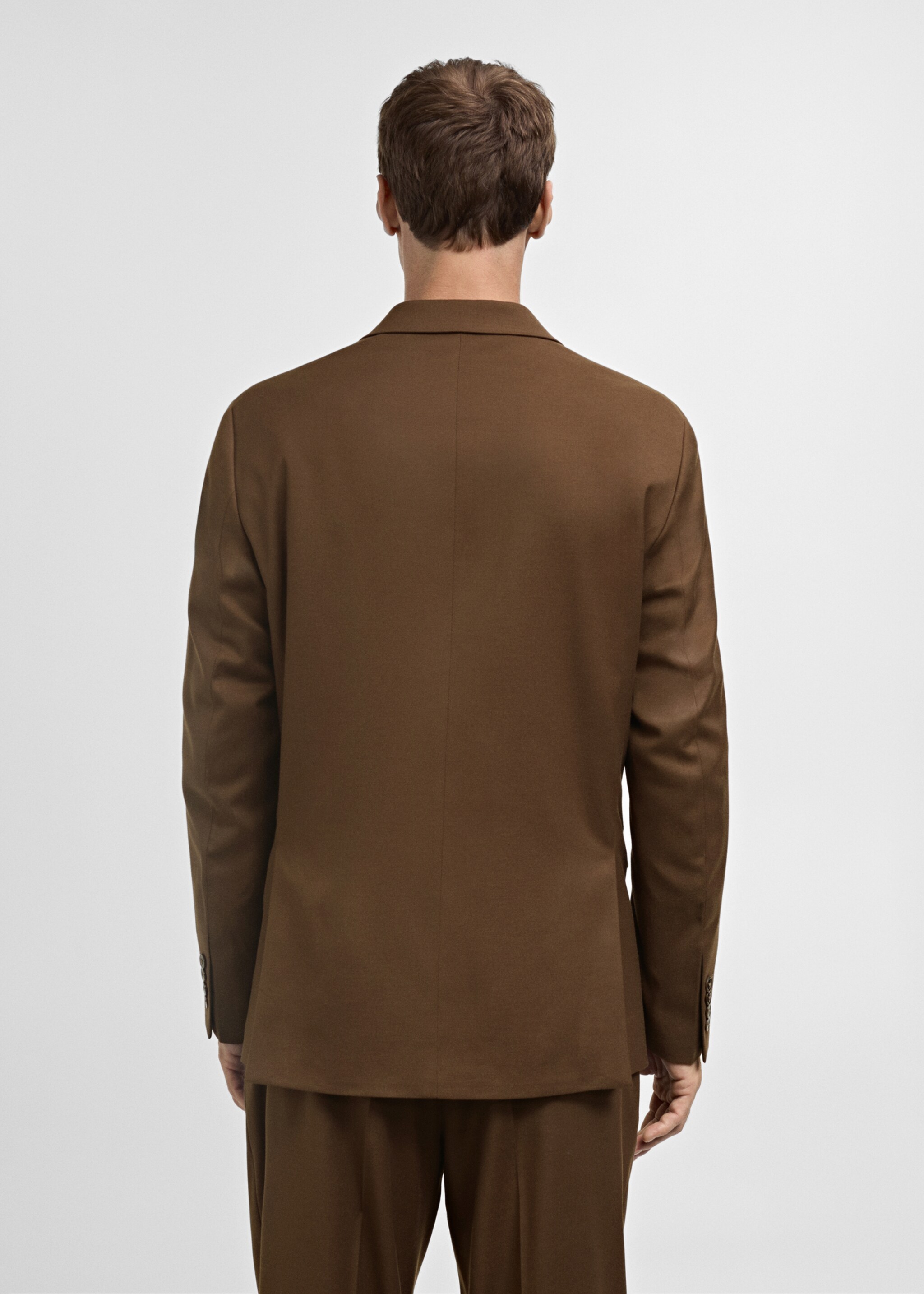 Marynarka od garnituru slim fit kopertowa z guzikami - Tylna strona artykułu, Brązowy. Ref: 77005978-00.