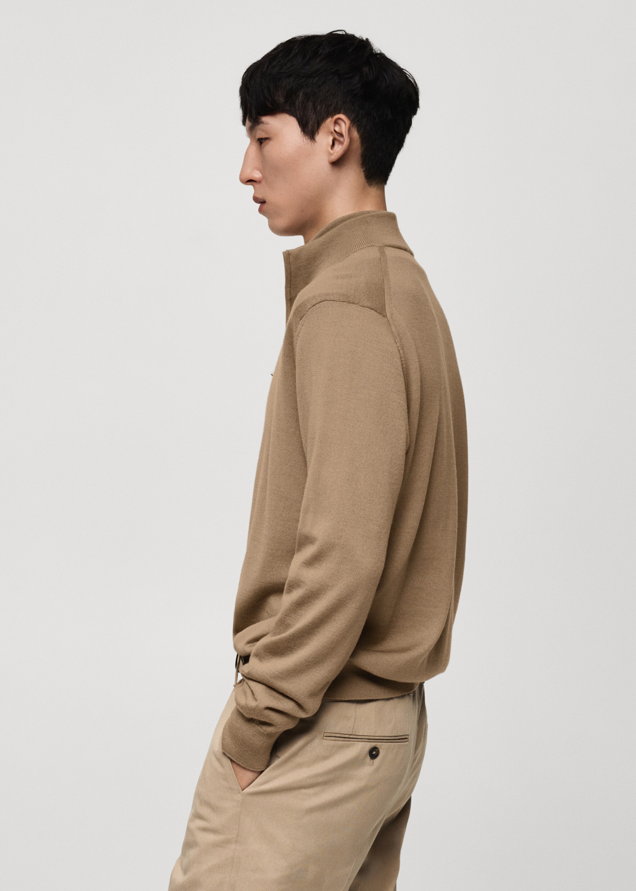 Sweter z golfem na zamek ze 100% wełny merynosa - Szczegóły artykułu 2, Piaskowy. Ref: 77005979-00.